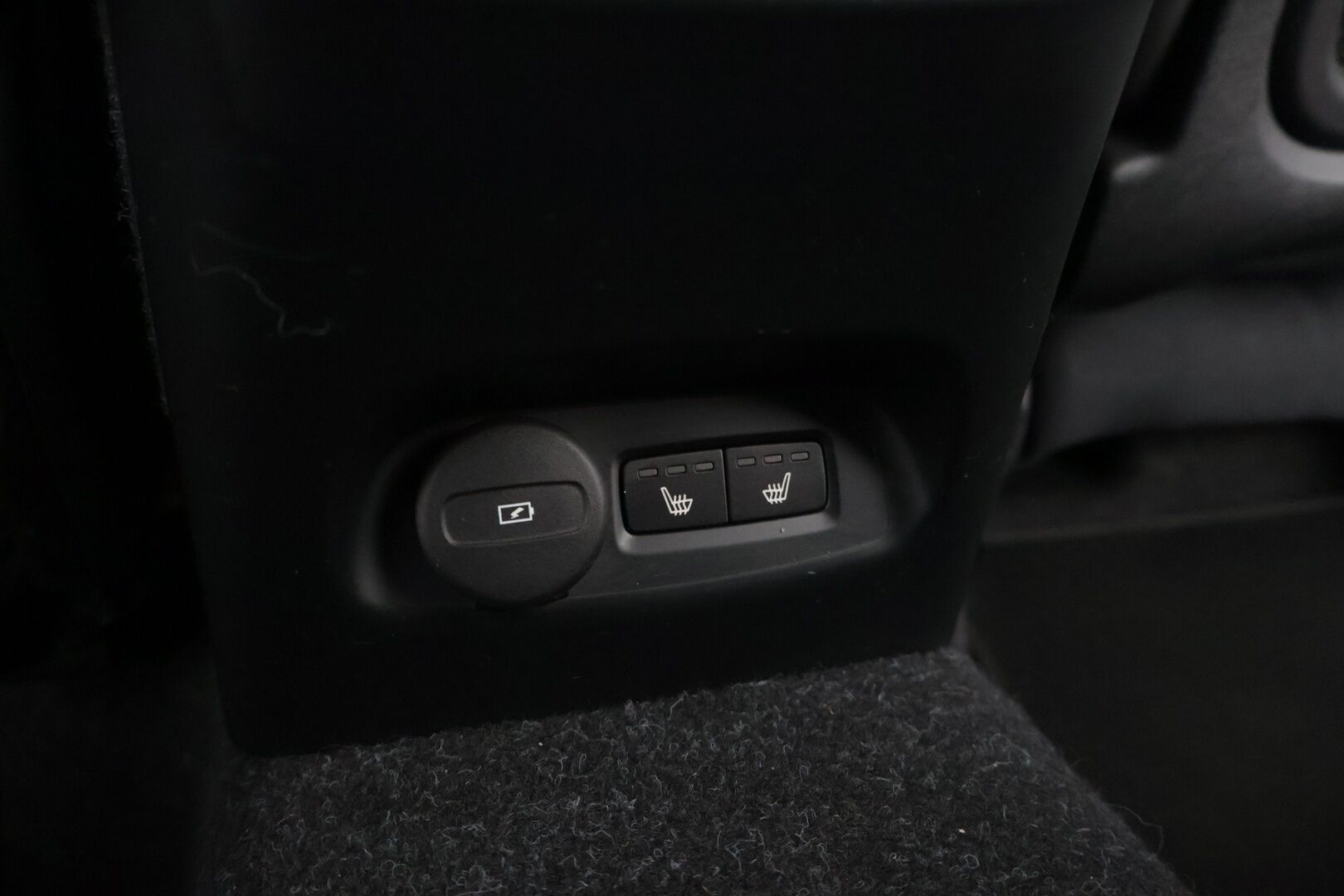 Volvo XC40 2021 Recharge Pure Electric P8 AWD R-Design / Adapt.Vakkari / Lämpöpumppu / Koukku / Digimittaristo / KeylessGo / Ratinlämmitin - Kahdet hyvät renkaat!