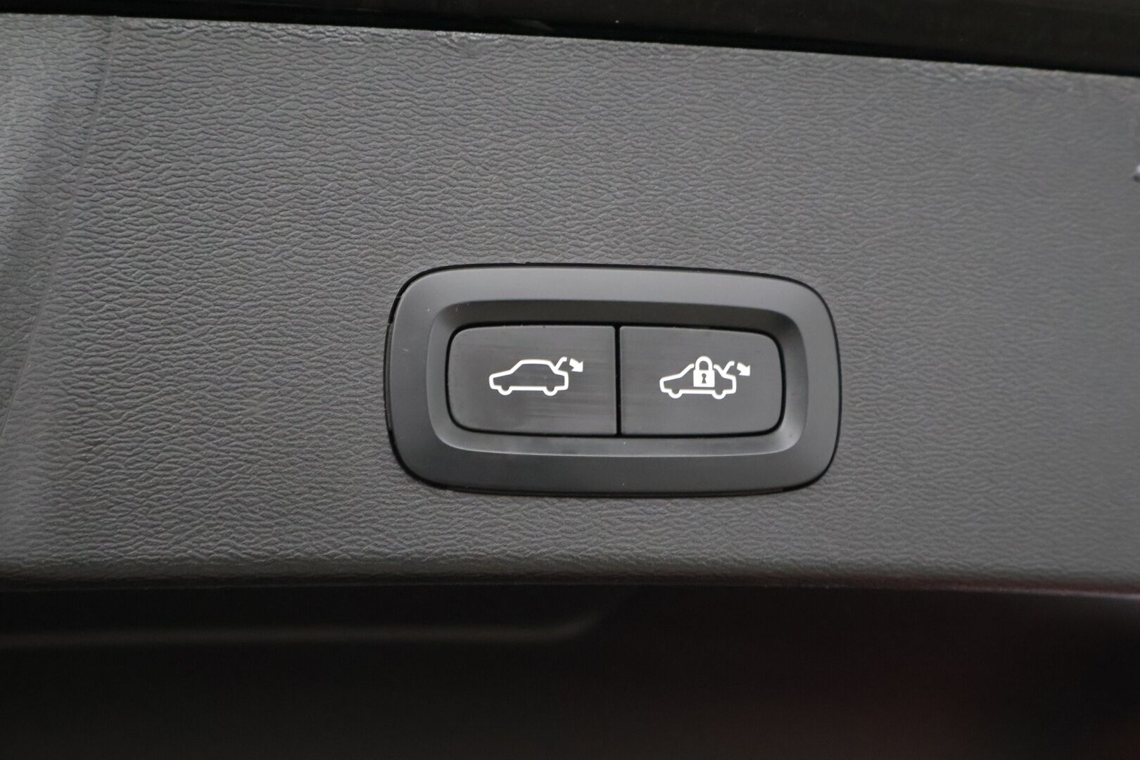 Volvo XC40 2021 Recharge Pure Electric P8 AWD R-Design / Adapt.Vakkari / Lämpöpumppu / Koukku / Digimittaristo / KeylessGo / Ratinlämmitin - Kahdet hyvät renkaat!