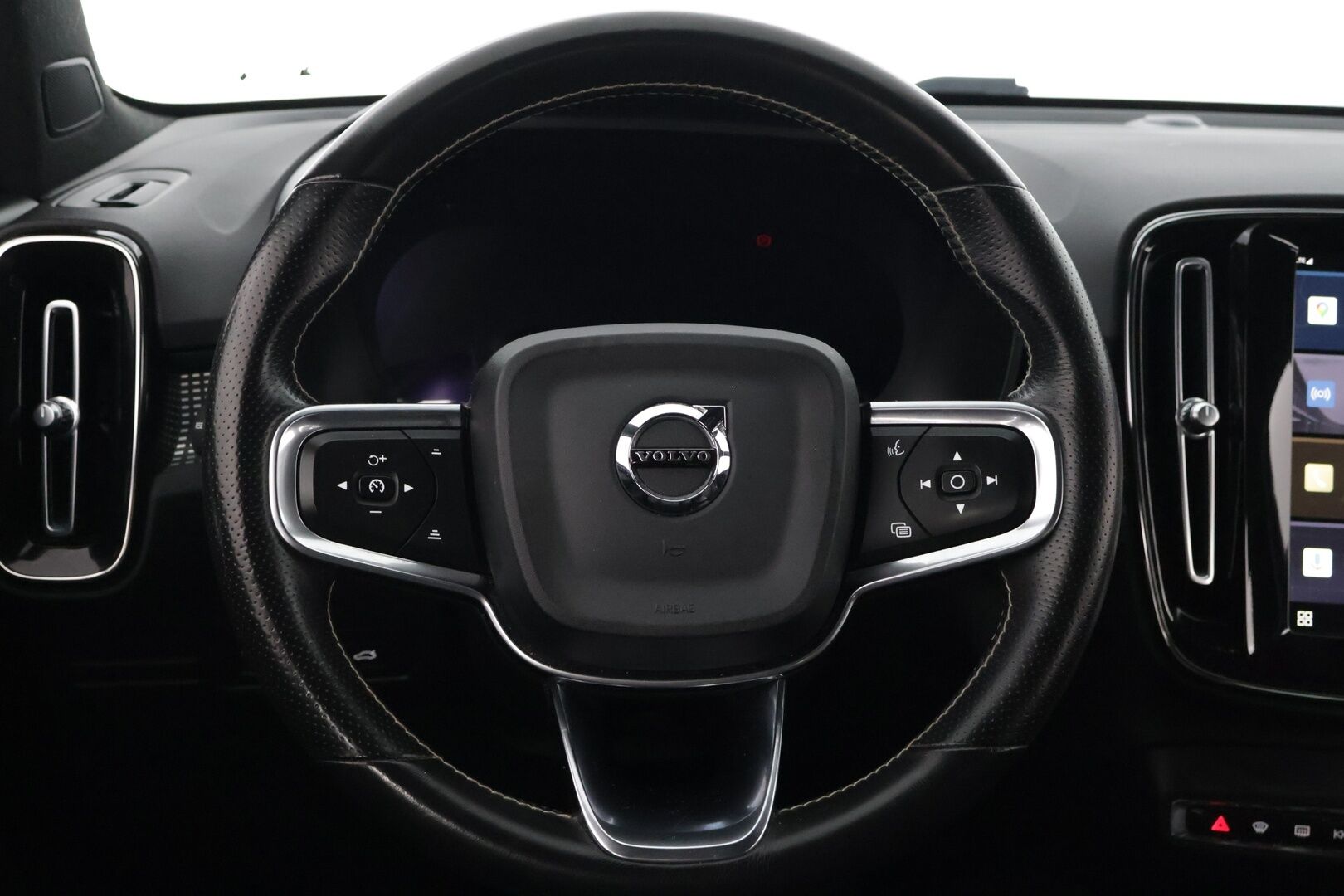 Volvo XC40 2021 Recharge Pure Electric P8 AWD R-Design / Adapt.Vakkari / Lämpöpumppu / Koukku / Digimittaristo / KeylessGo / Ratinlämmitin - Kahdet hyvät renkaat!