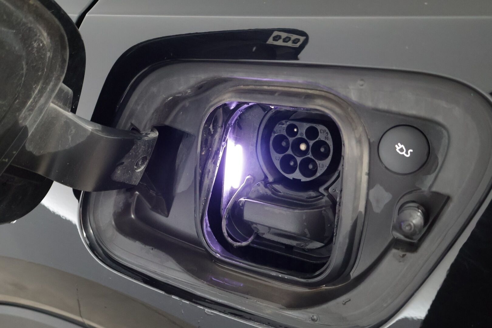Volvo XC40 2021 Recharge Pure Electric P8 AWD R-Design / Adapt.Vakkari / Lämpöpumppu / Koukku / Digimittaristo / KeylessGo / Ratinlämmitin - Kahdet hyvät renkaat!