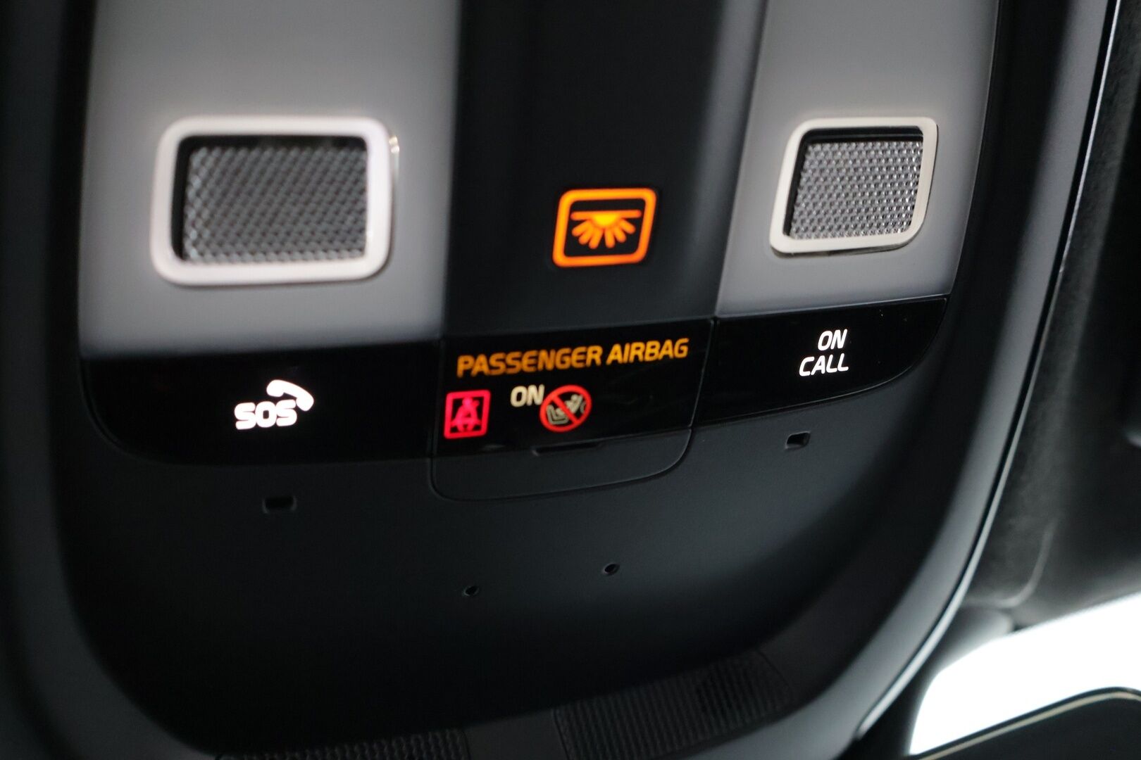 Volvo XC40 2021 Recharge Pure Electric P8 AWD R-Design / Adapt.Vakkari / Lämpöpumppu / Koukku / Digimittaristo / KeylessGo / Ratinlämmitin - Kahdet hyvät renkaat!