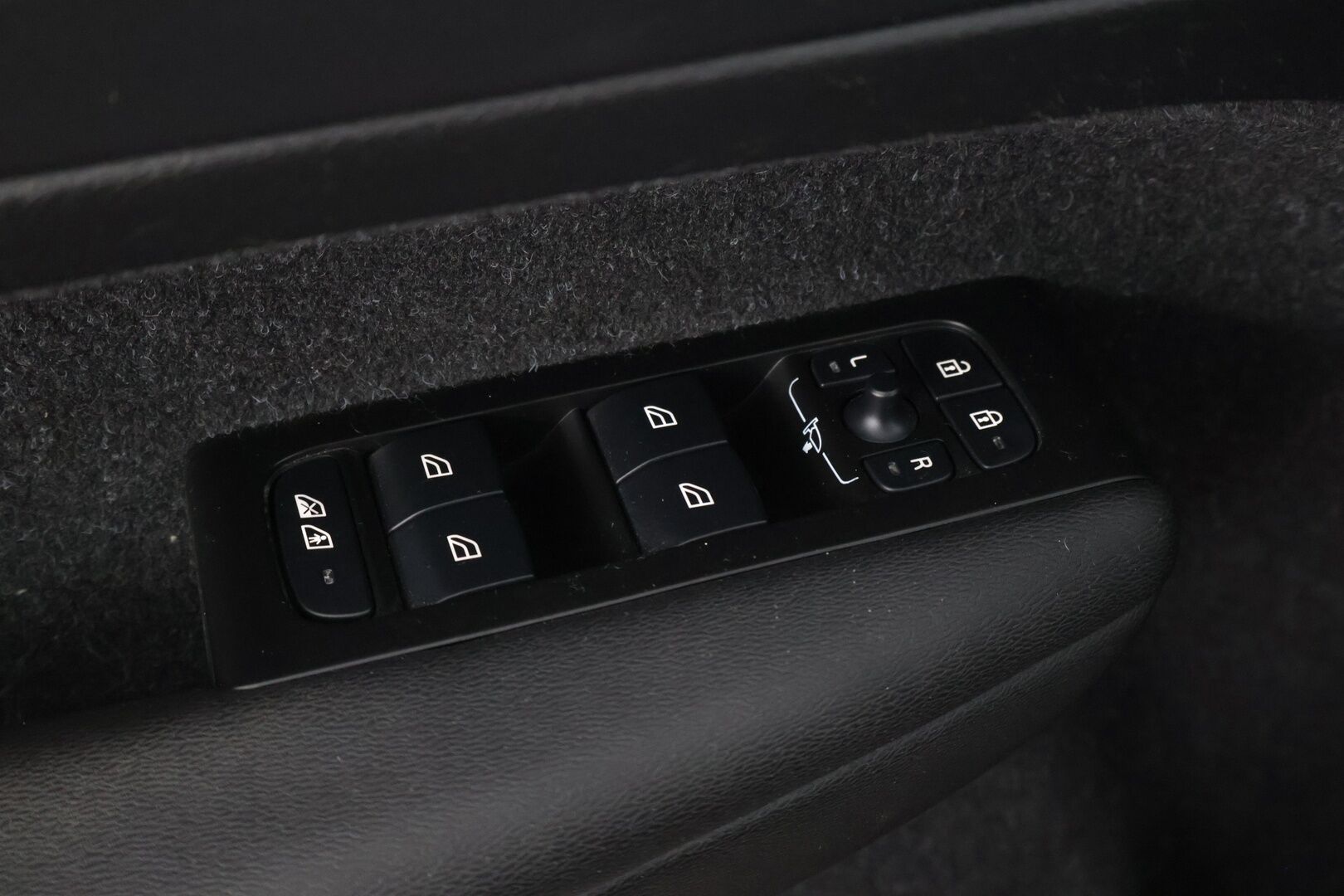 Volvo XC40 2021 Recharge Pure Electric P8 AWD R-Design / Adapt.Vakkari / Lämpöpumppu / Koukku / Digimittaristo / KeylessGo / Ratinlämmitin - Kahdet hyvät renkaat!