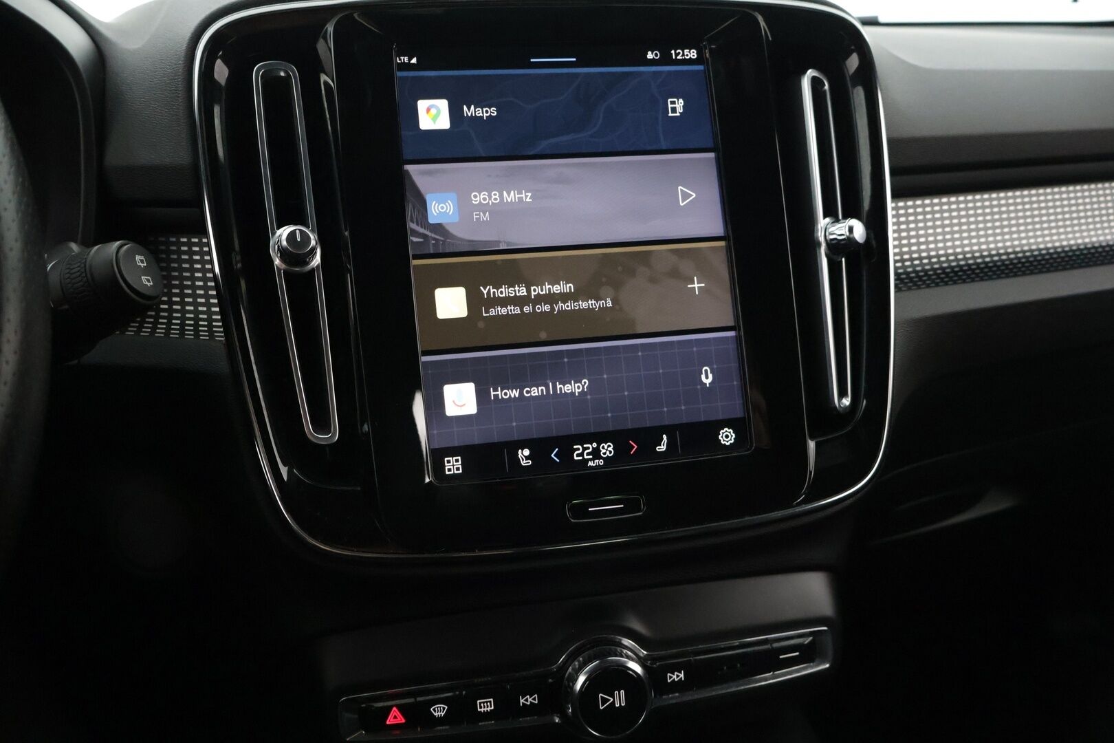 Volvo XC40 2021 Recharge Pure Electric P8 AWD R-Design / Adapt.Vakkari / Lämpöpumppu / Koukku / Digimittaristo / KeylessGo / Ratinlämmitin - Kahdet hyvät renkaat!