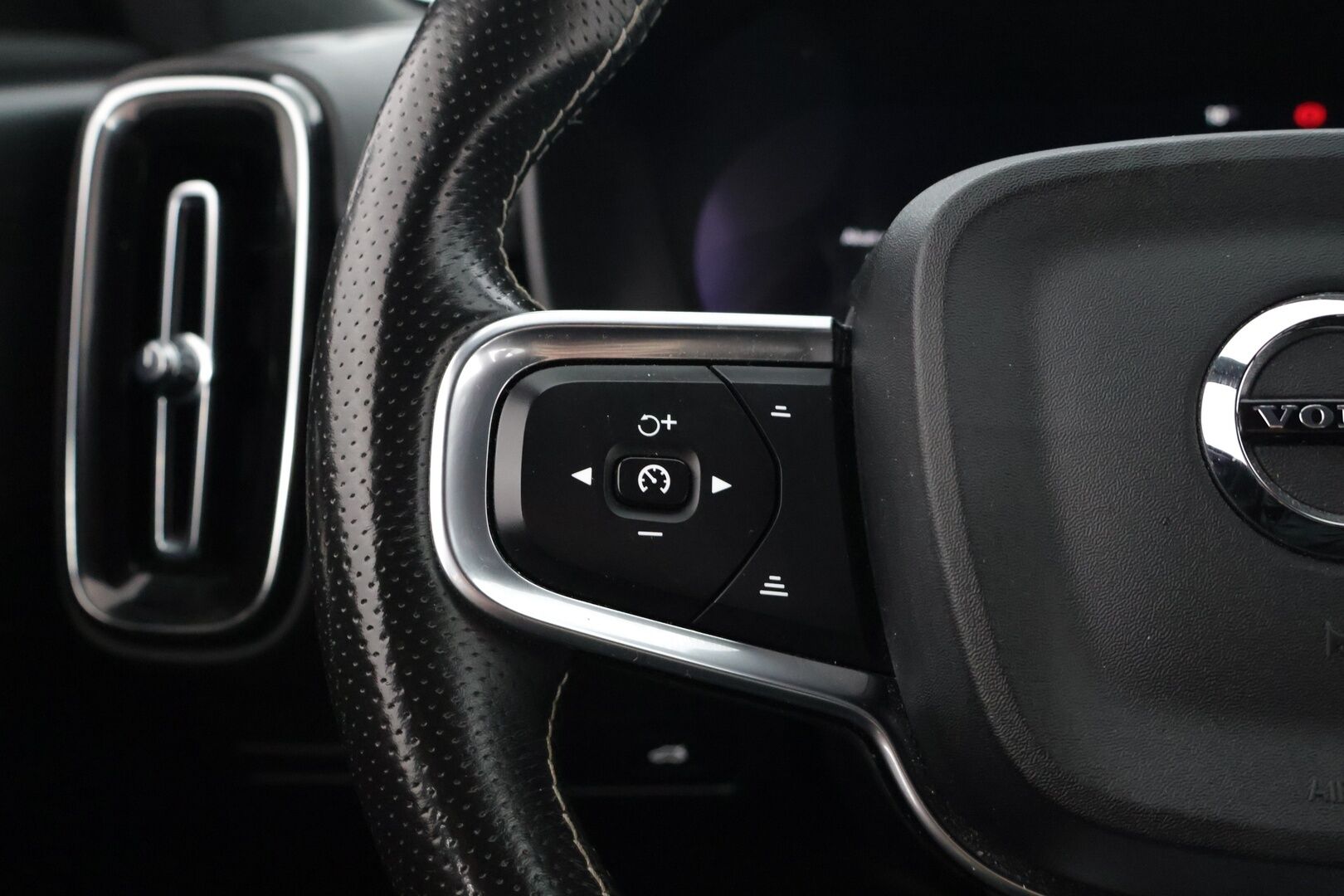 Volvo XC40 2021 Recharge Pure Electric P8 AWD R-Design / Adapt.Vakkari / Lämpöpumppu / Koukku / Digimittaristo / KeylessGo / Ratinlämmitin - Kahdet hyvät renkaat!