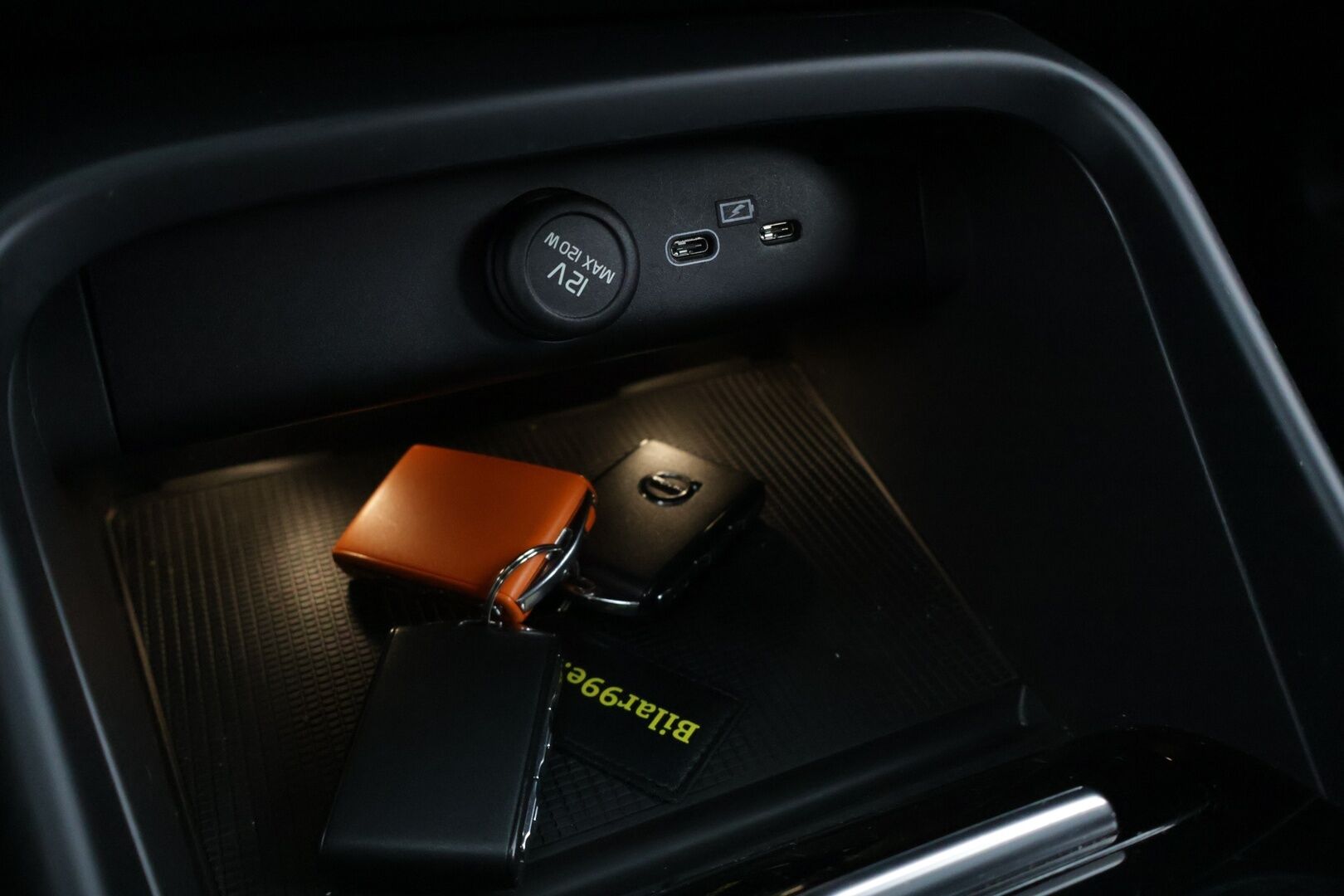 Volvo XC40 2021 Recharge Pure Electric P8 AWD R-Design / Adapt.Vakkari / Lämpöpumppu / Koukku / Digimittaristo / KeylessGo / Ratinlämmitin - Kahdet hyvät renkaat!