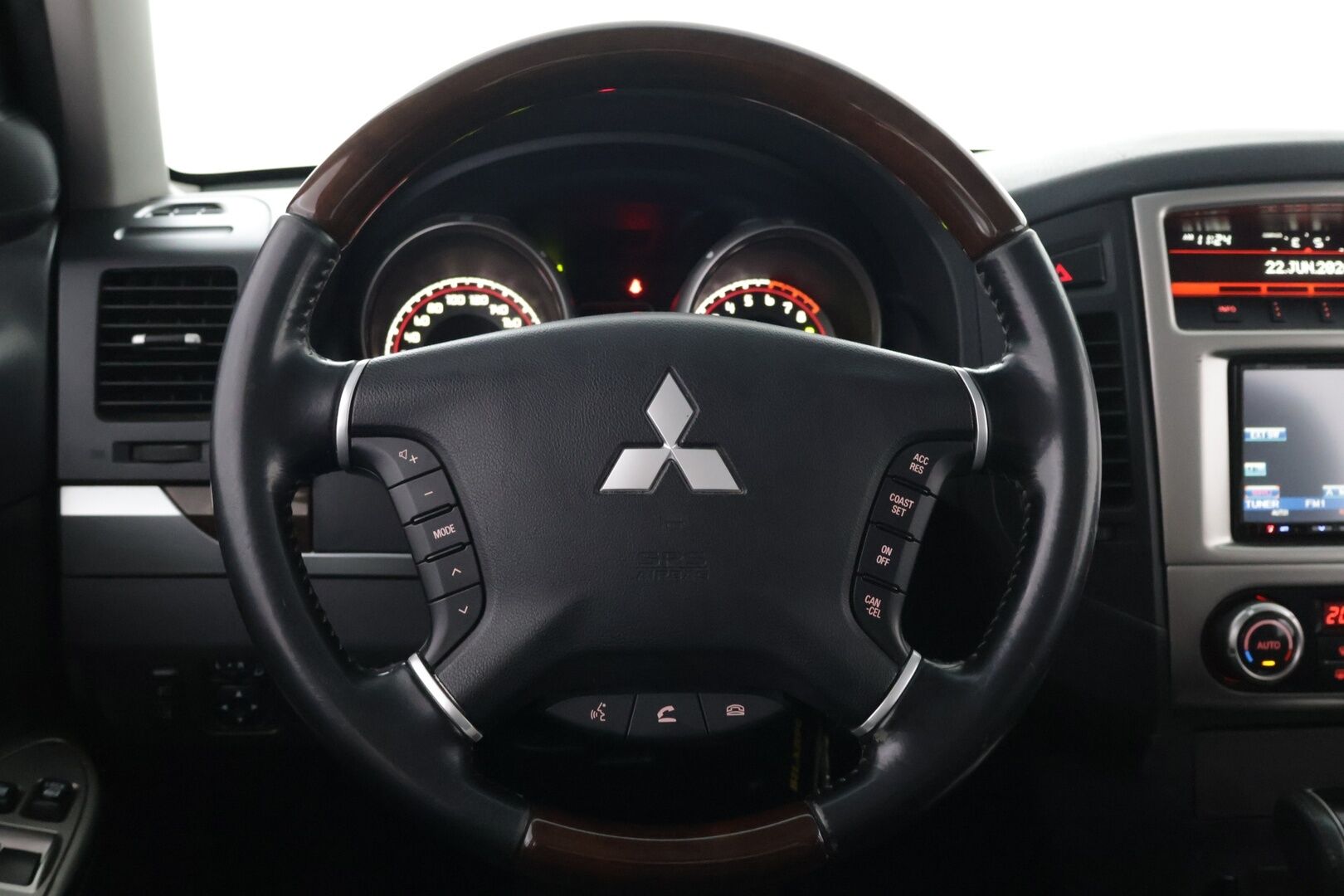Mitsubishi Pajero 2012 3.5 V6 Aut. 7P - Harvinainen 3.5 V6 -bensakone – näitä on Euroopassa todella vähän! | Huippusiisti | Juuri huollettu – seuraava huolto 06/2027 | Vakionopeudensäädin | 7-paikkainen | Vetokoukku | Jakopää tehty 04/2025 