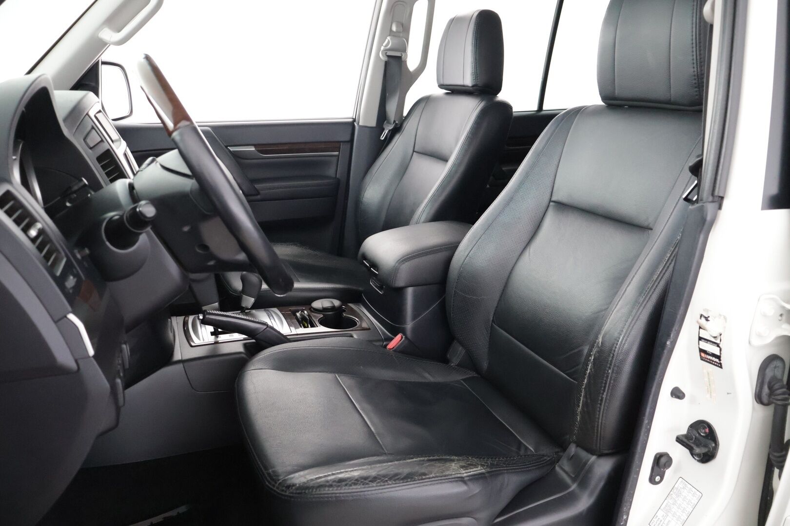 Mitsubishi Pajero 2012 3.5 V6 Aut. 7P - Harvinainen 3.5 V6 -bensakone – näitä on Euroopassa todella vähän! | Huippusiisti | Juuri huollettu – seuraava huolto 06/2027 | Vakionopeudensäädin | 7-paikkainen | Vetokoukku | Jakopää tehty 04/2025 