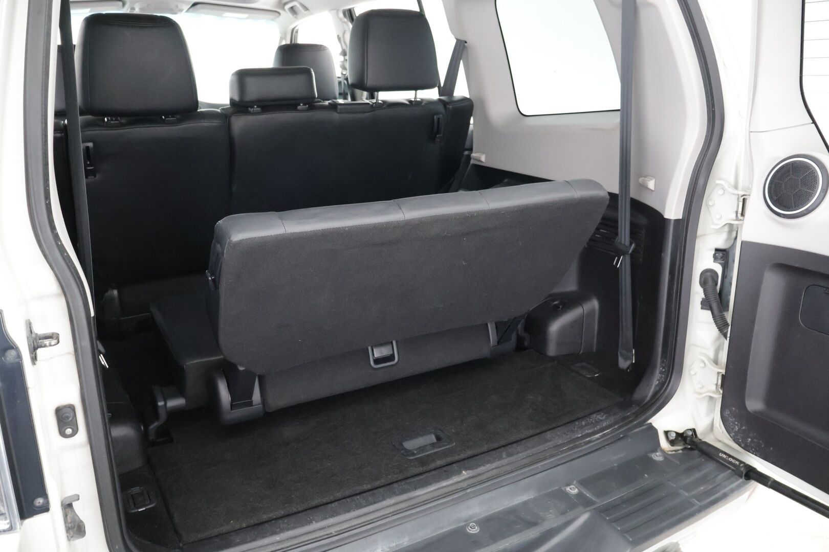 Mitsubishi Pajero 2012 3.5 V6 Aut. 7P - Harvinainen 3.5 V6 -bensakone – näitä on Euroopassa todella vähän! | Huippusiisti | Juuri huollettu – seuraava huolto 06/2027 | Vakionopeudensäädin | 7-paikkainen | Vetokoukku | Jakopää tehty 04/2025 