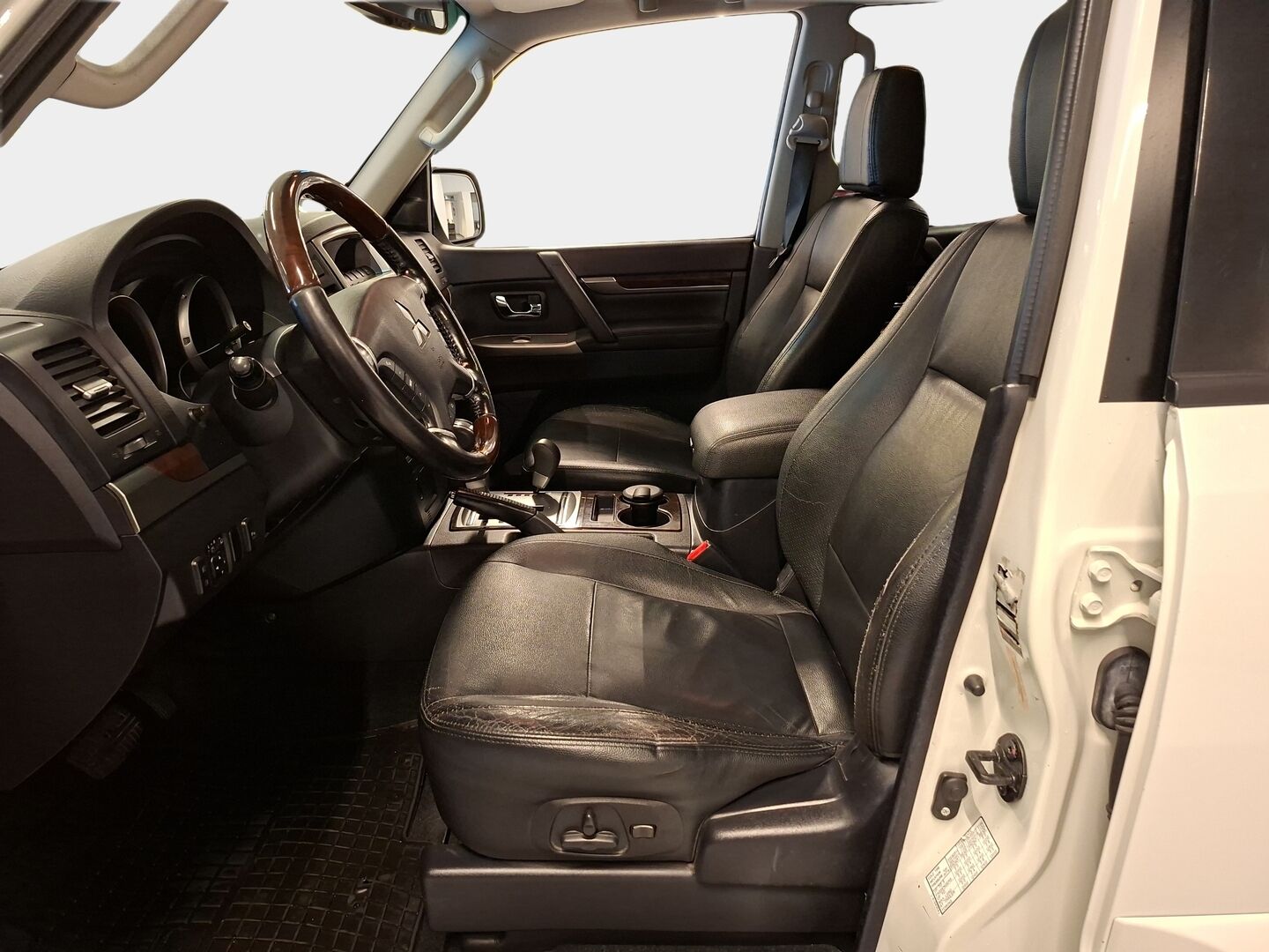 Mitsubishi Pajero 2012 PAJERO  5ov 3497cm3 A - Juuri huollettu | Vakionopeudensäädin | 7-paikkainen | Vetokoukku | Jakopää 04/2025 / 192 tkm | Lasikatto | Vaalea nahkasisusta | Navi | Xenon | Kahdet renkaat