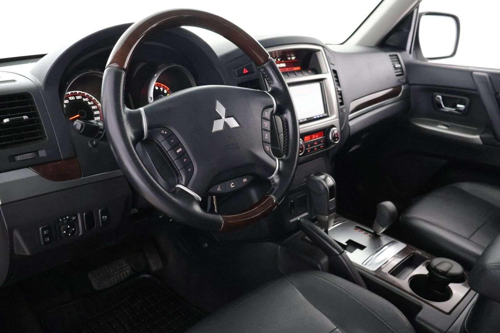 Mitsubishi Pajero 2012 3.5 V6 Aut. 7P - Harvinainen 3.5 V6 -bensakone – näitä on Euroopassa todella vähän! | Huippusiisti | Juuri huollettu – seuraava huolto 06/2027 | Vakionopeudensäädin | 7-paikkainen | Vetokoukku | Jakopää tehty 04/2025 