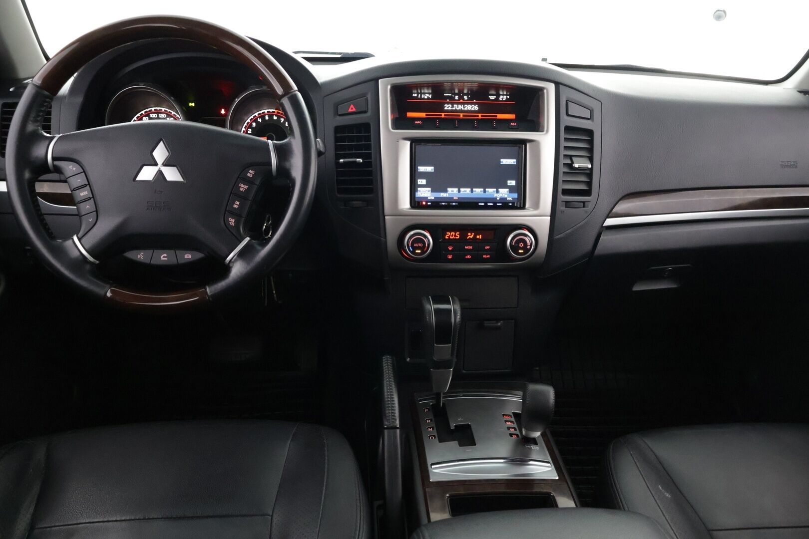 Mitsubishi Pajero 2012 3.5 V6 Aut. 7P - Harvinainen 3.5 V6 -bensakone – näitä on Euroopassa todella vähän! | Huippusiisti | Juuri huollettu – seuraava huolto 06/2027 | Vakionopeudensäädin | 7-paikkainen | Vetokoukku | Jakopää tehty 04/2025 