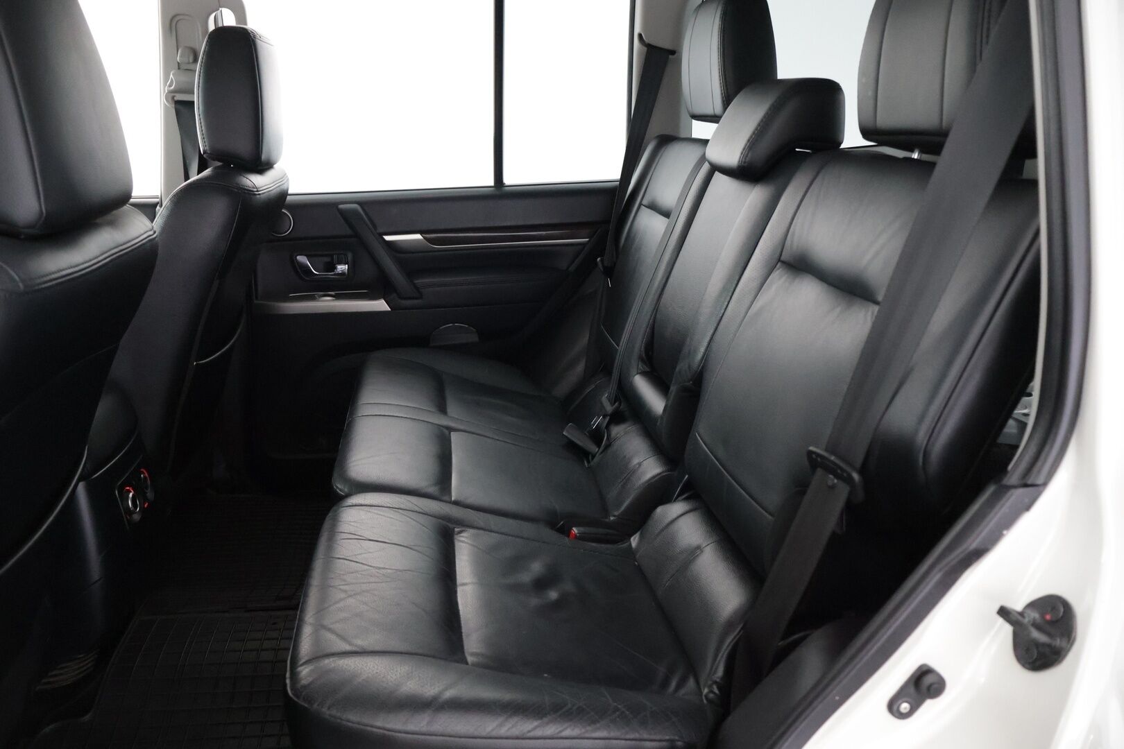 Mitsubishi Pajero 2012 3.5 V6 Aut. 7P - Harvinainen 3.5 V6 -bensakone – näitä on Euroopassa todella vähän! | Huippusiisti | Juuri huollettu – seuraava huolto 06/2027 | Vakionopeudensäädin | 7-paikkainen | Vetokoukku | Jakopää tehty 04/2025 