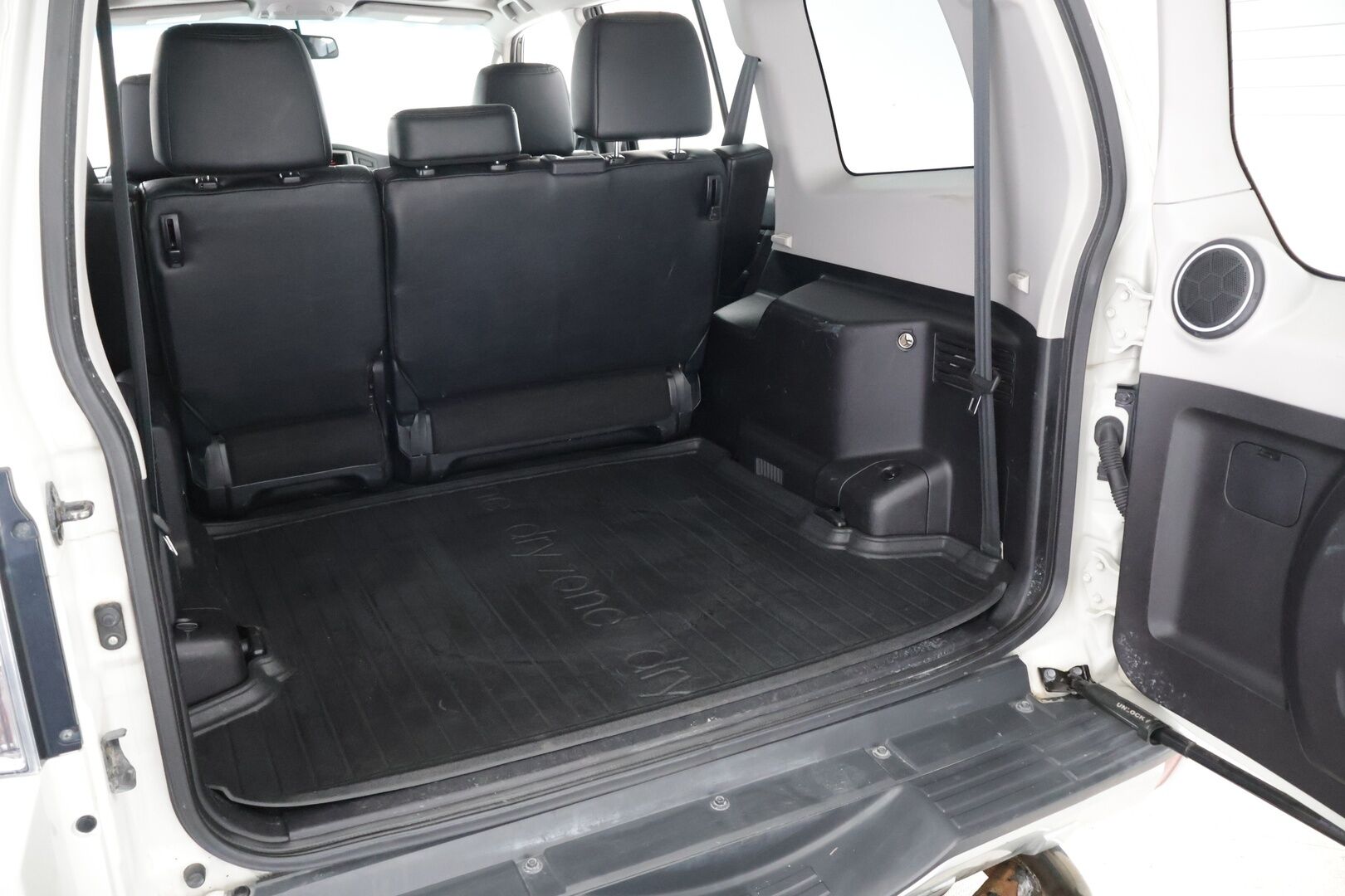 Mitsubishi Pajero 2012 3.5 V6 Aut. 7P - Harvinainen 3.5 V6 -bensakone – näitä on Euroopassa todella vähän! | Huippusiisti | Juuri huollettu – seuraava huolto 06/2027 | Vakionopeudensäädin | 7-paikkainen | Vetokoukku | Jakopää tehty 04/2025 