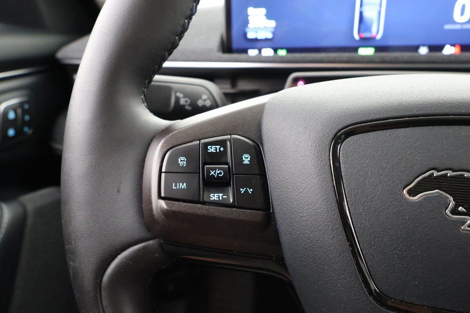 FORD MUSTANG MACH-E 2021 75kWh / Adapt.Vakkari / Lasikatto / B&O / 360° Kamera / Nahkasisusta / Muistipenkki / Koukku /