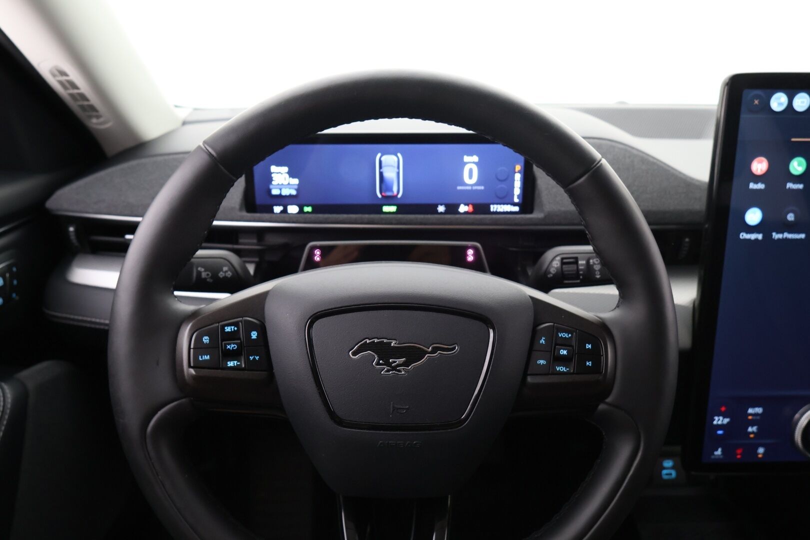 FORD MUSTANG MACH-E 2021 75kWh / Adapt.Vakkari / Lasikatto / B&O / 360° Kamera / Nahkasisusta / Muistipenkki / Koukku /