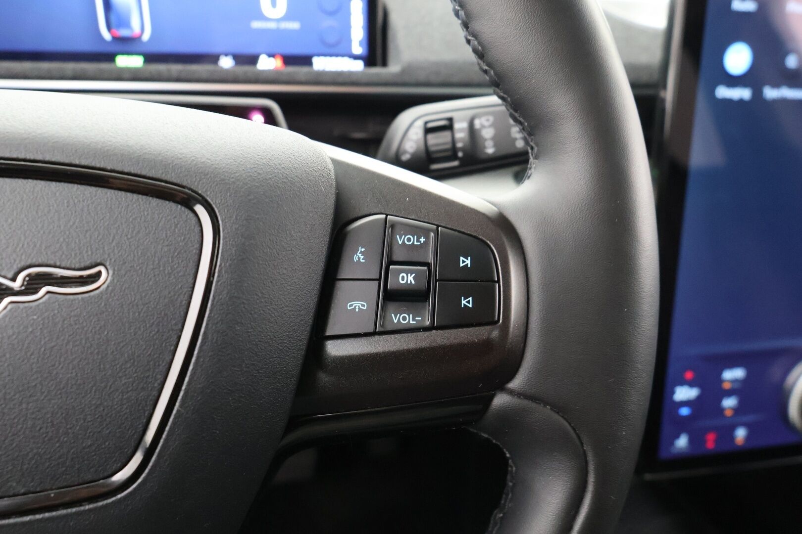 FORD MUSTANG MACH-E 2021 75kWh / Adapt.Vakkari / Lasikatto / B&O / 360° Kamera / Nahkasisusta / Muistipenkki / Koukku /