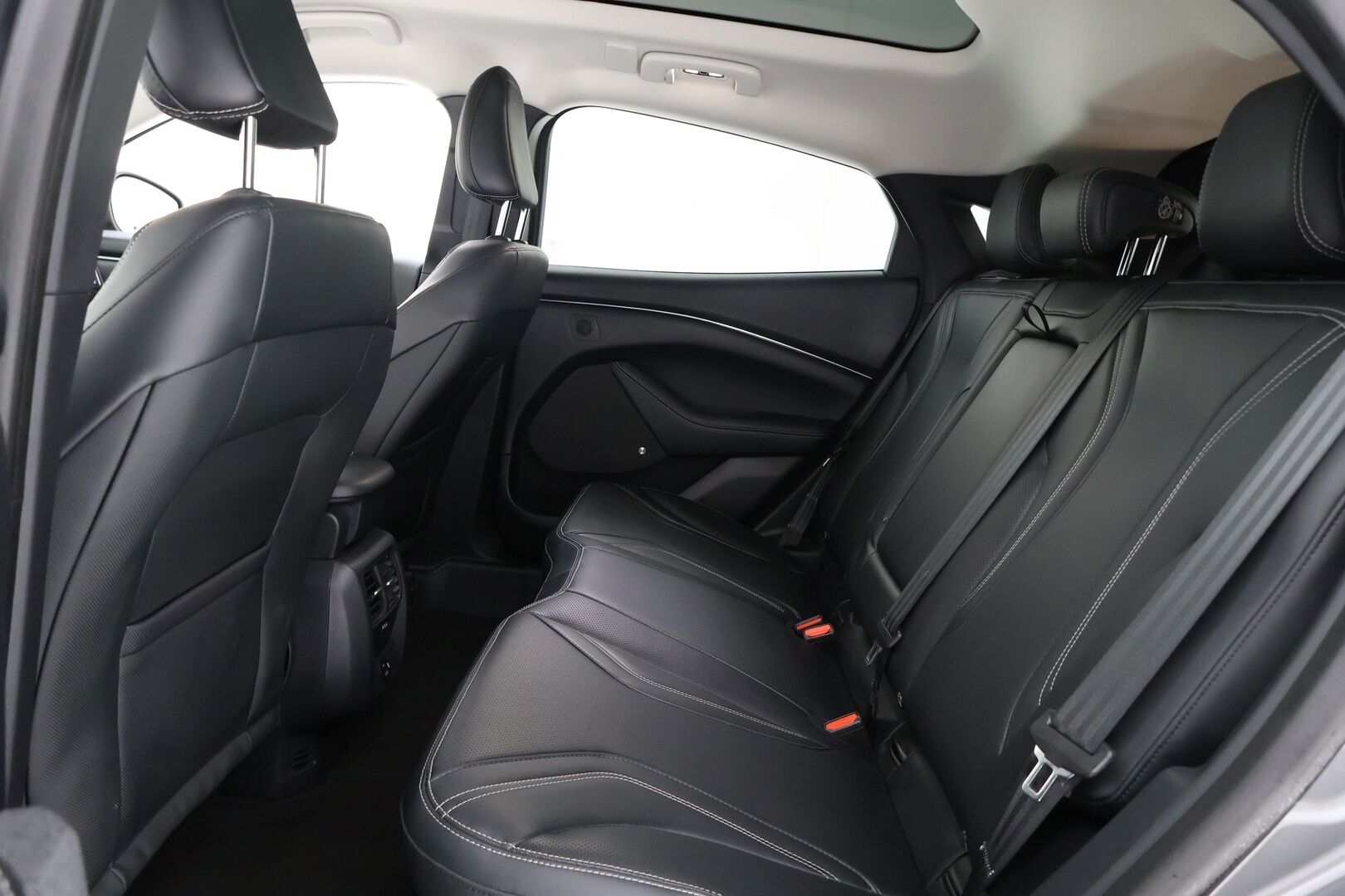 FORD MUSTANG MACH-E 2021 75kWh / Adapt.Vakkari / Lasikatto / B&O / 360° Kamera / Nahkasisusta / Muistipenkki / Koukku /