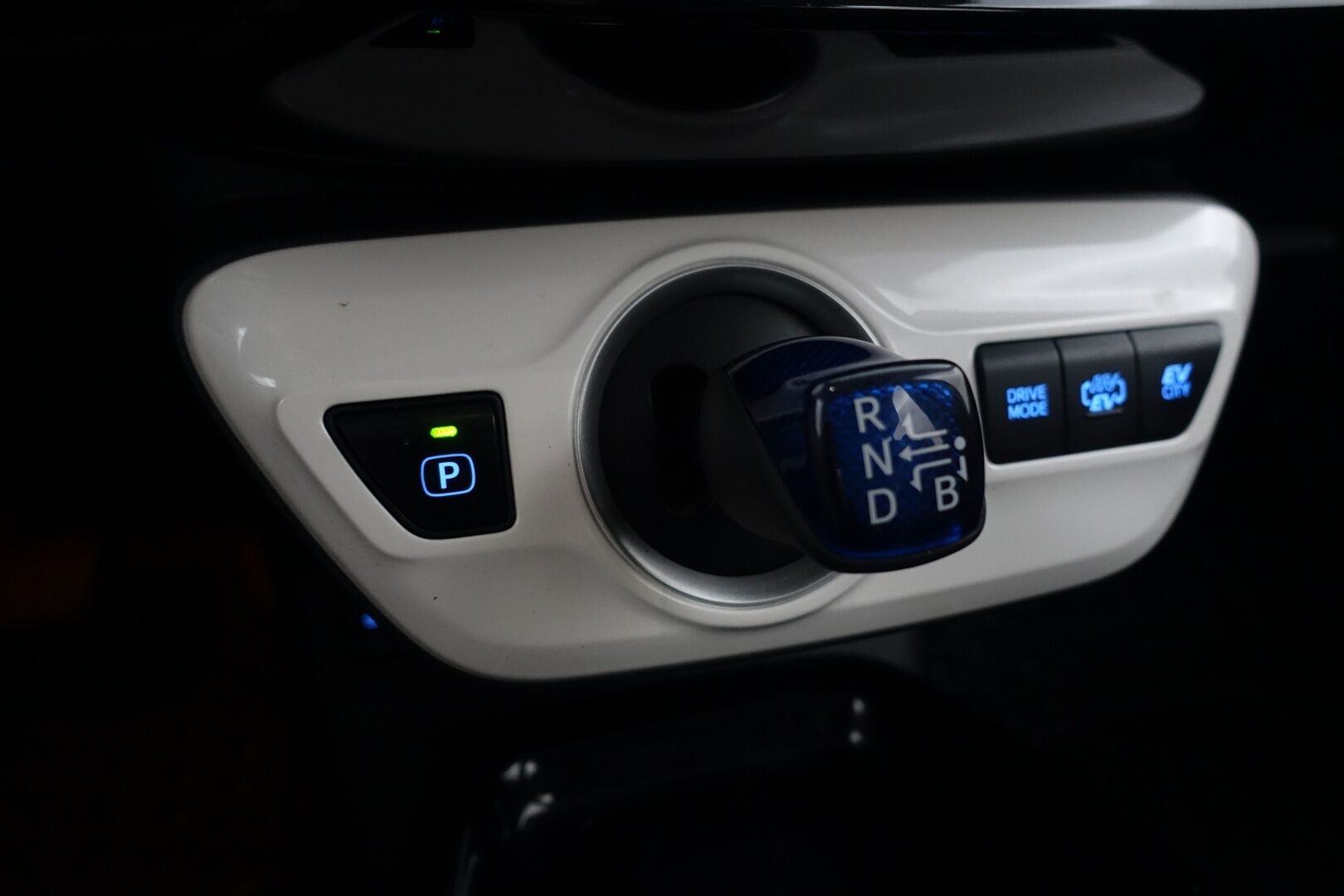Toyota Prius 2017 Plug-in Hybrid Premium - | Juuri Katsastettu! | JBL Audio | ACC | Digimittari | Keyless | BLIS | Nahkasisusta | Navi | P. Kamera | Tutkat |
