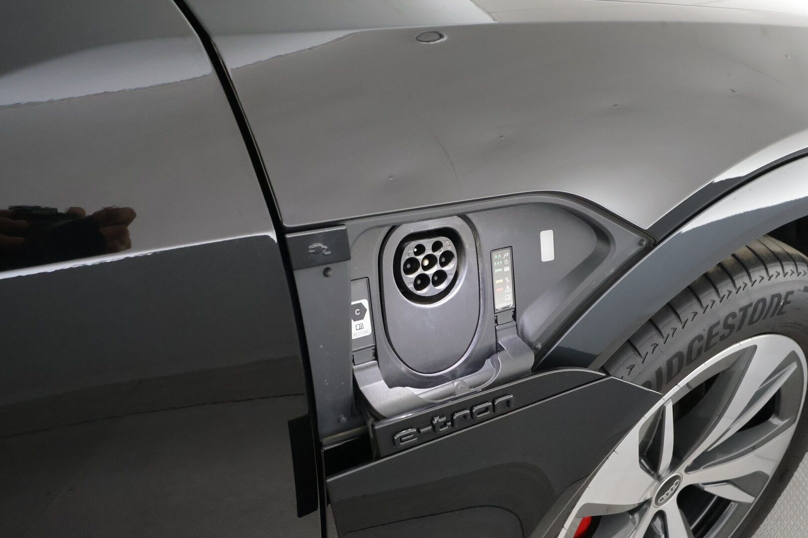 Audi Q8 e-tron 2024 50 quattro Launch Edition - | ACC | Lisälämmitin | Koukku | Ilma-Alusta | Matrix-LED | HUD | Muistipenkki | Keyless | Apple&Android | Merkkihuollettu | Kahdet Renkaat |