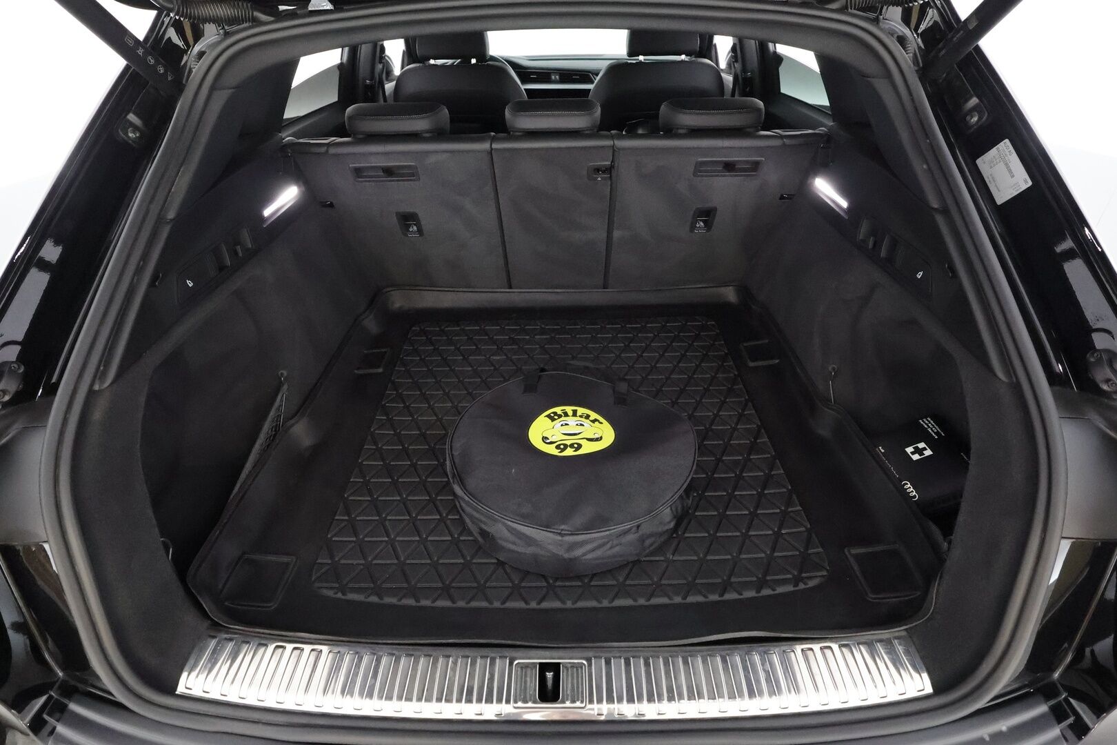 Audi Q8 e-tron 2024 50 quattro Launch Edition - | ACC | Lisälämmitin | Koukku | Ilma-Alusta | Matrix-LED | HUD | Muistipenkki | Keyless | Apple&Android | Merkkihuollettu | Kahdet Renkaat |