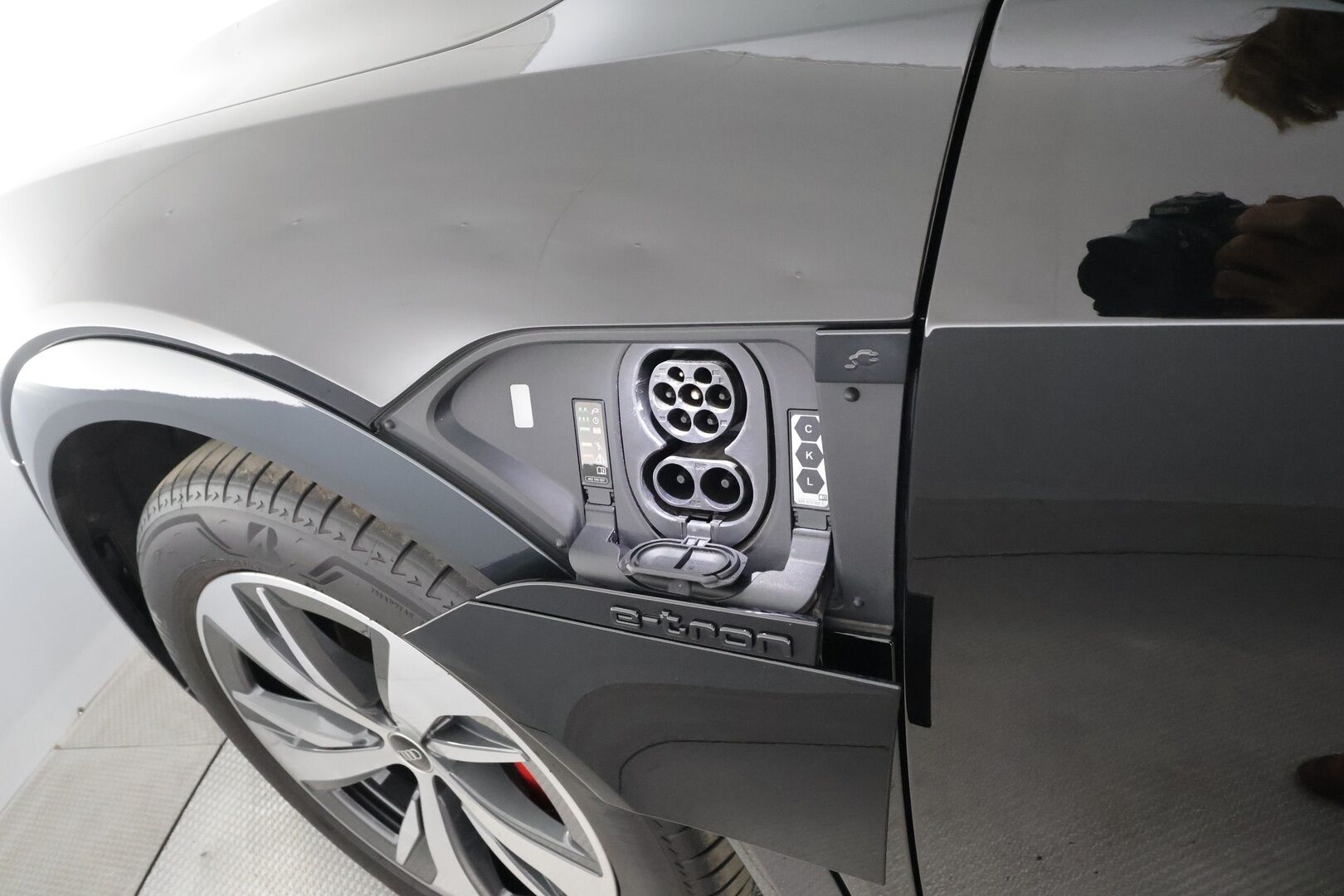 Audi Q8 e-tron 2024 50 quattro Launch Edition - | ACC | Lisälämmitin | Koukku | Ilma-Alusta | Matrix-LED | HUD | Muistipenkki | Keyless | Apple&Android | Merkkihuollettu | Kahdet Renkaat |