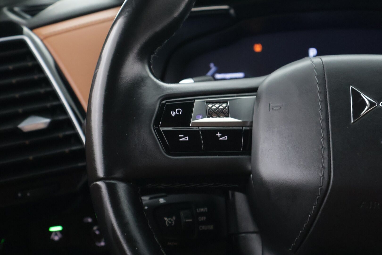 DS 7 2020 Crossback E-Tense Plug-in Hybrid Grand Chic Aut * Hierovat Sähköpenkit Muistilla / ACC / BLISS / Focal Audio System * - Hierovat Sähköpenkit Muistilla / ACC / BLISS / Focal Audio System 