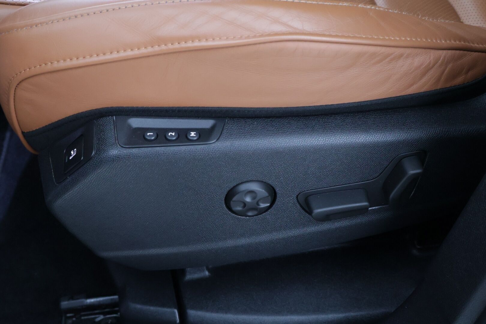 DS 7 Crossback 2020 E-Tense 4x4 Plug-in Hybrid Grand Chic Aut - Hierovat Sähköpenkit Muistilla / ACC / BLISS / Focal Audio System 