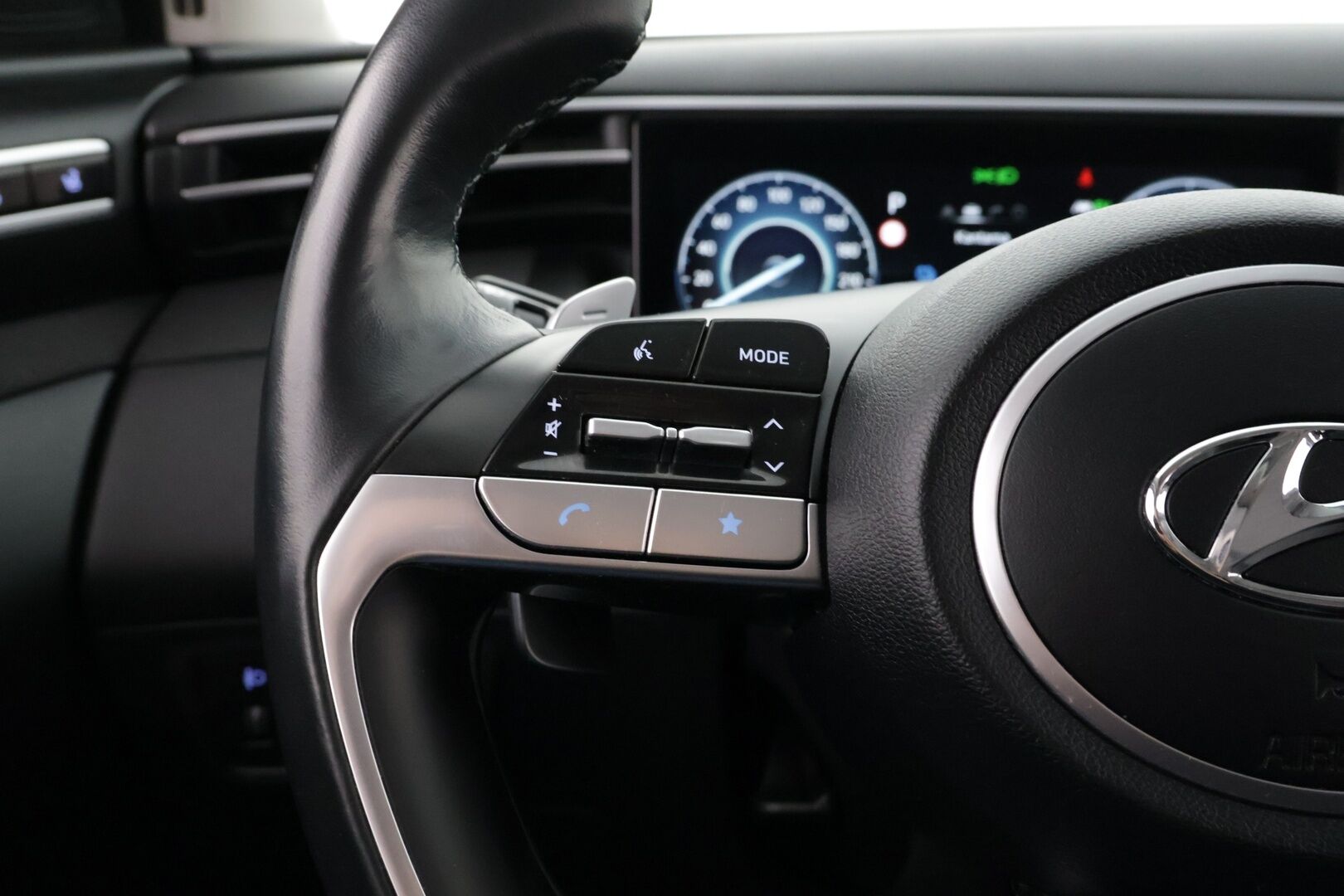 Hyundai Tucson 2022 1.6 T-GDi 180hv Hybrid 4WD Style / Esilämmitys / Ilmastoidut Muistinahat / 360° kamera / Smart Cruise / Koukku / Keyless - 2x alumiinivanteet / Huippurenkaat / Siisti