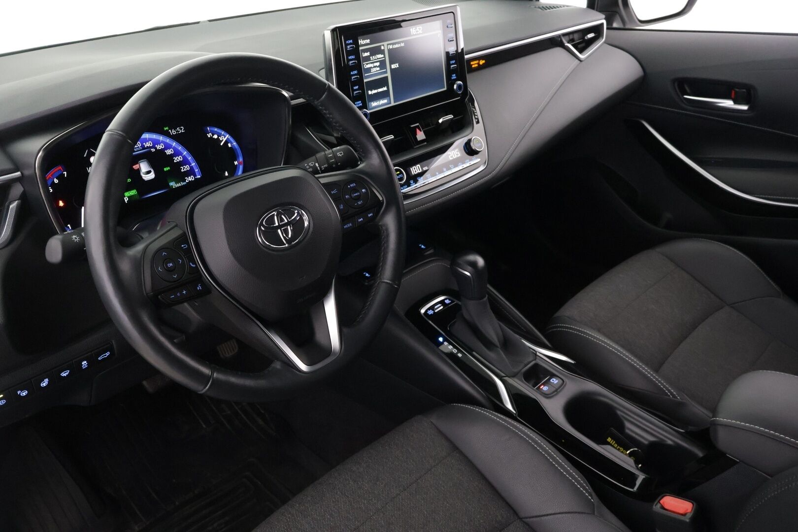 Toyota Corolla 2022 Touring Sports 1,8 Hybrid Style / Adapt. Vakkari / P-kamera / Ratinlämmitin / Lohko+sisäpuhallin / Sporttipenkit - *Pienet kilometrit - pienet kulut / 2x renkaat alumiinivanteilla / Fiksu käyttöauto*