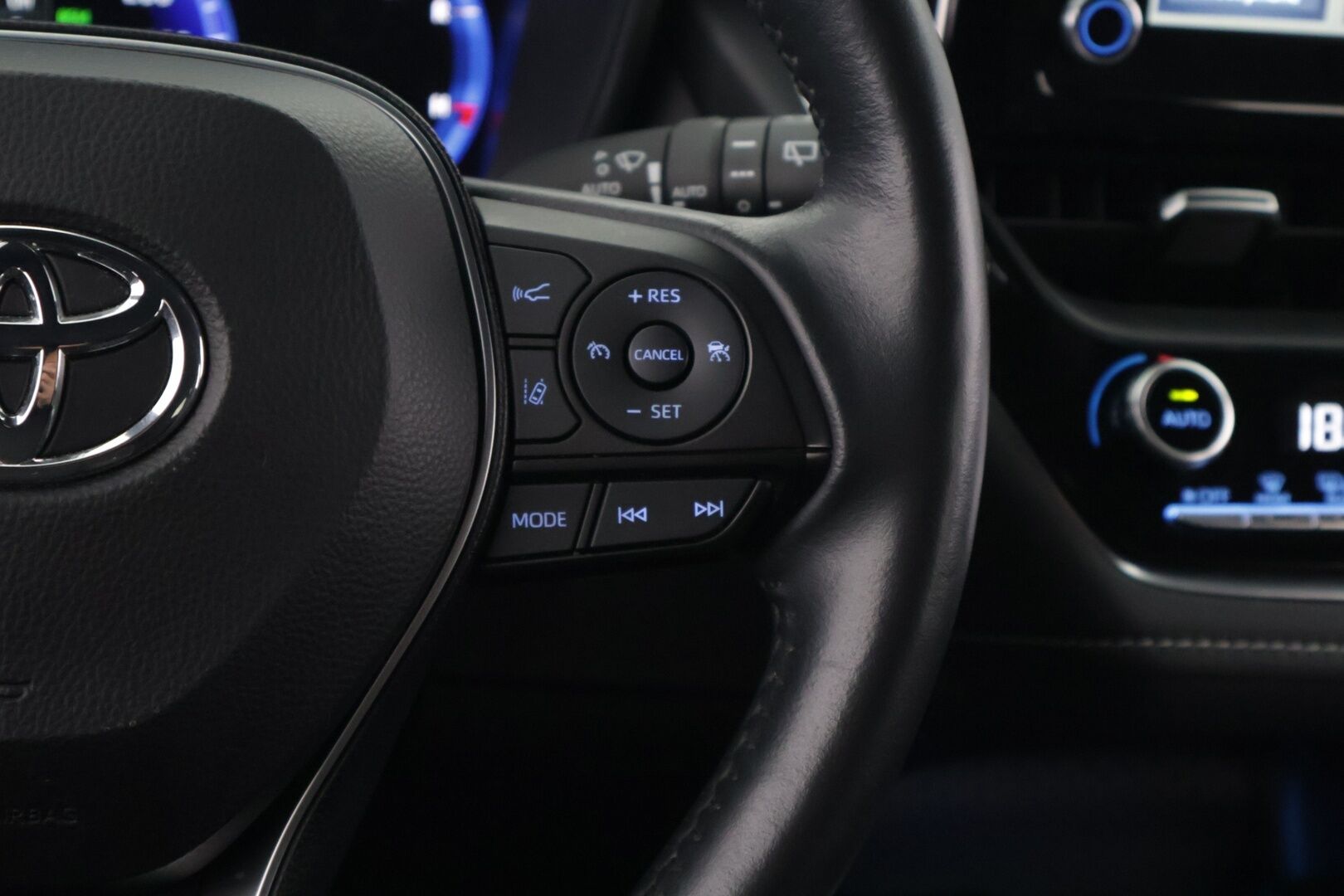 Toyota Corolla 2022 Touring Sports 1,8 Hybrid Style / Adapt. Vakkari / P-kamera / Ratinlämmitin / Lohko+sisäpuhallin / Sporttipenkit - *Pienet kilometrit - pienet kulut / 2x renkaat alumiinivanteilla / Fiksu käyttöauto*