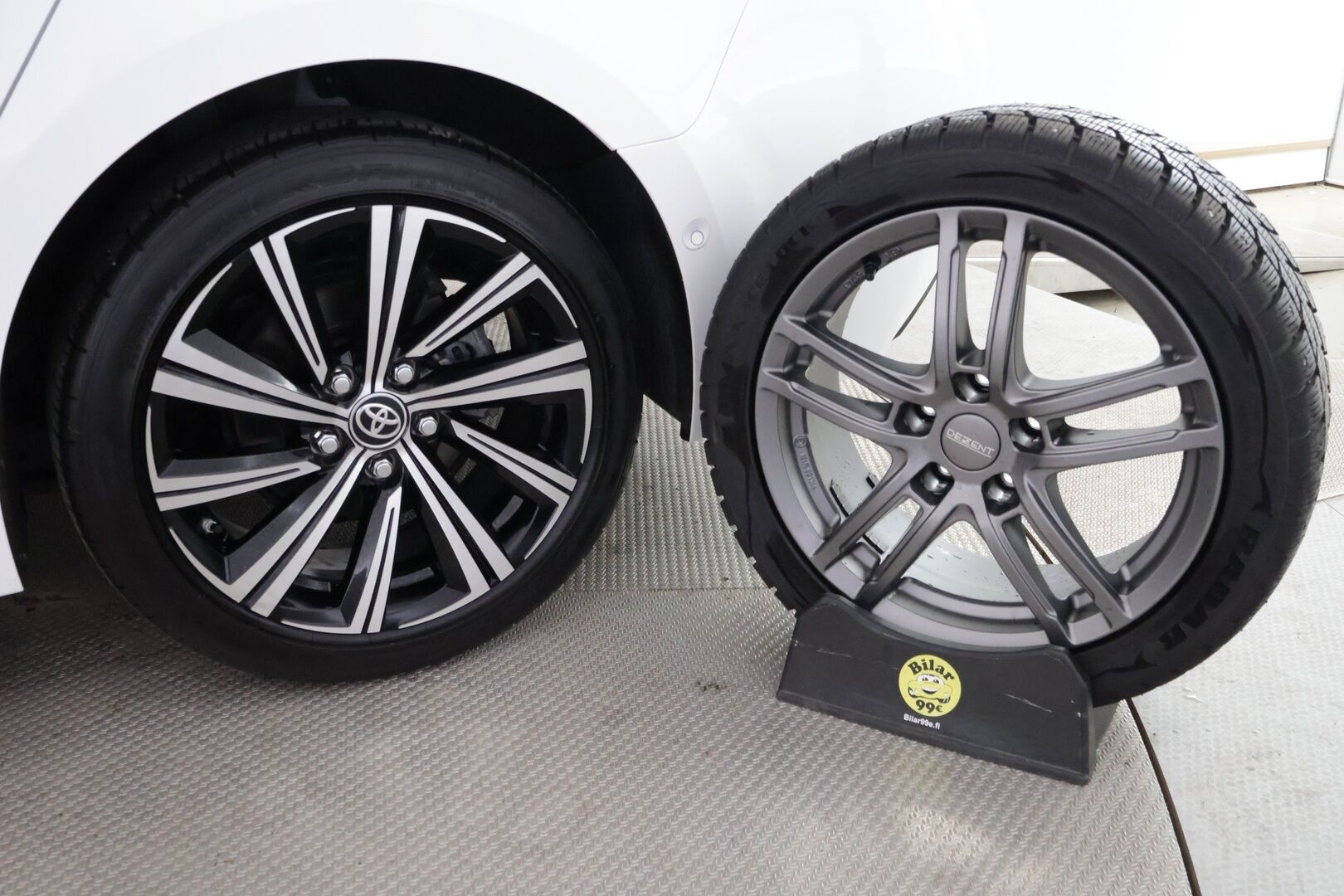 Toyota Corolla 2022 Touring Sports 1,8 Hybrid Style / Adapt. Vakkari / P-kamera / Ratinlämmitin / Lohko+sisäpuhallin / Sporttipenkit - *Pienet kilometrit - pienet kulut / 2x renkaat alumiinivanteilla / Fiksu käyttöauto*