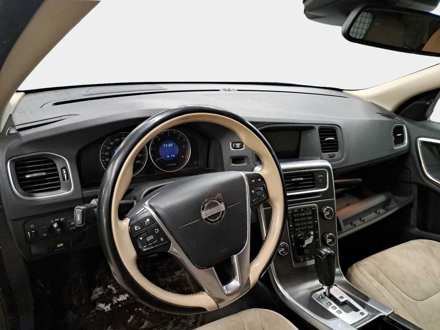 Volvo V60 2011 D3 Momentum aut * Suomiauto / Adapt. vakkari / Webasto / BLIS / Vetokoukku * - *5.syl moottorilla / Jakohihna vaihdettu 305tkm kohdalla! / 2x renkaat aluvanteilla*