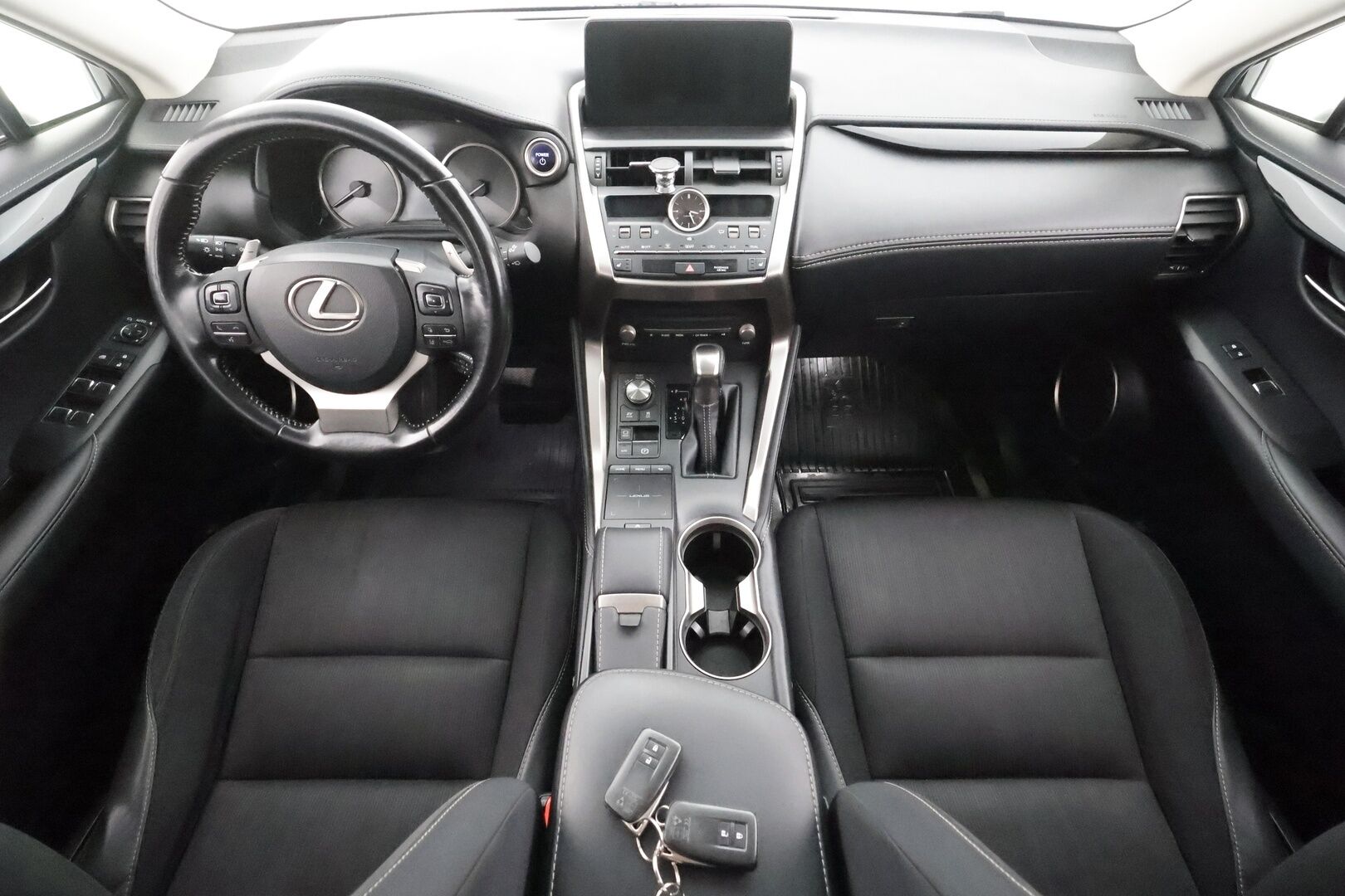 Lexus NX 2018 300h AWD Business * ACC / Puolinahat / Kaistavahti / P.kamera / LED / Apple&Android / Facelift * - Kahdet renkaat aluvanteilla / Merkkihuollettu - HULLUT AVAJAISHULINAT KORKOTARJOUS 3,29 %