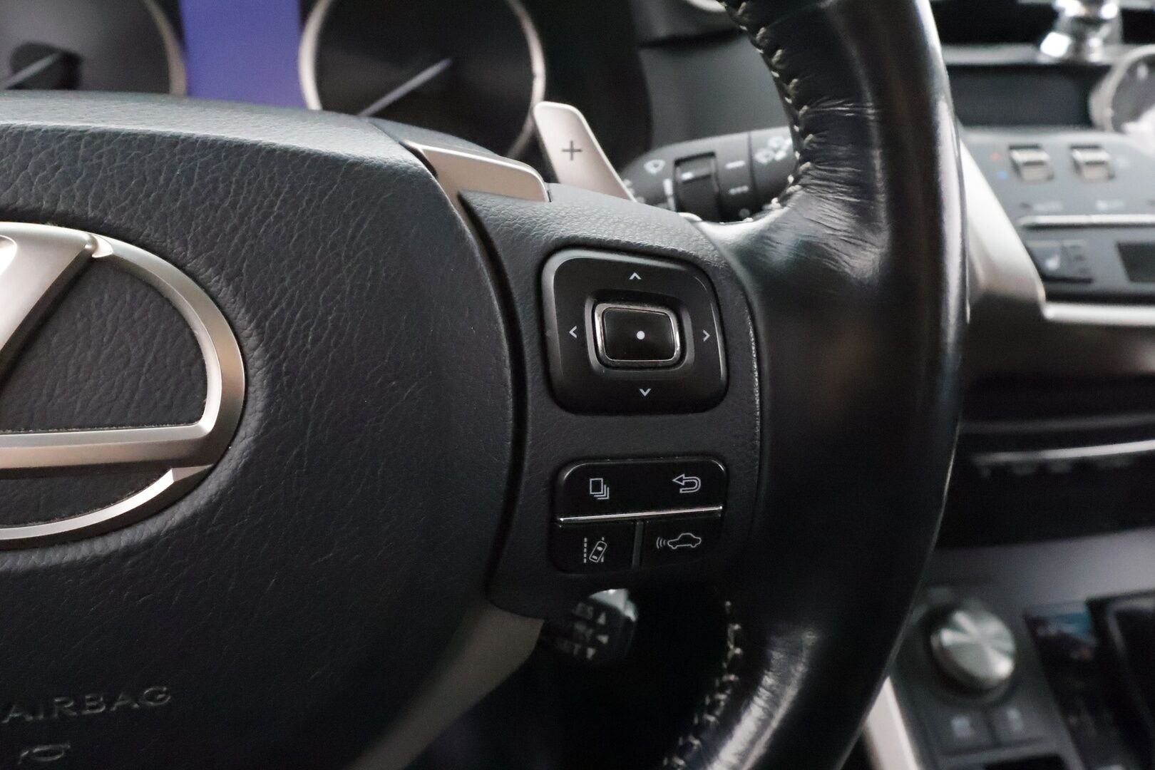 Lexus NX 2018 300h AWD Business * ACC / Puolinahat / Kaistavahti / P.kamera / LED / Apple&Android / Facelift * - Kahdet renkaat aluvanteilla / Merkkihuollettu - HULLUT AVAJAISHULINAT KORKOTARJOUS 3,29 %