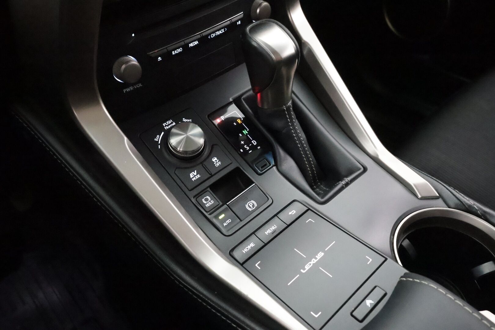 Lexus NX 2018 300h AWD Business * ACC / Puolinahat / Kaistavahti / P.kamera / LED / Apple&Android / Facelift * - Kahdet renkaat aluvanteilla / Merkkihuollettu - HULLUT AVAJAISHULINAT KORKOTARJOUS 3,29 %