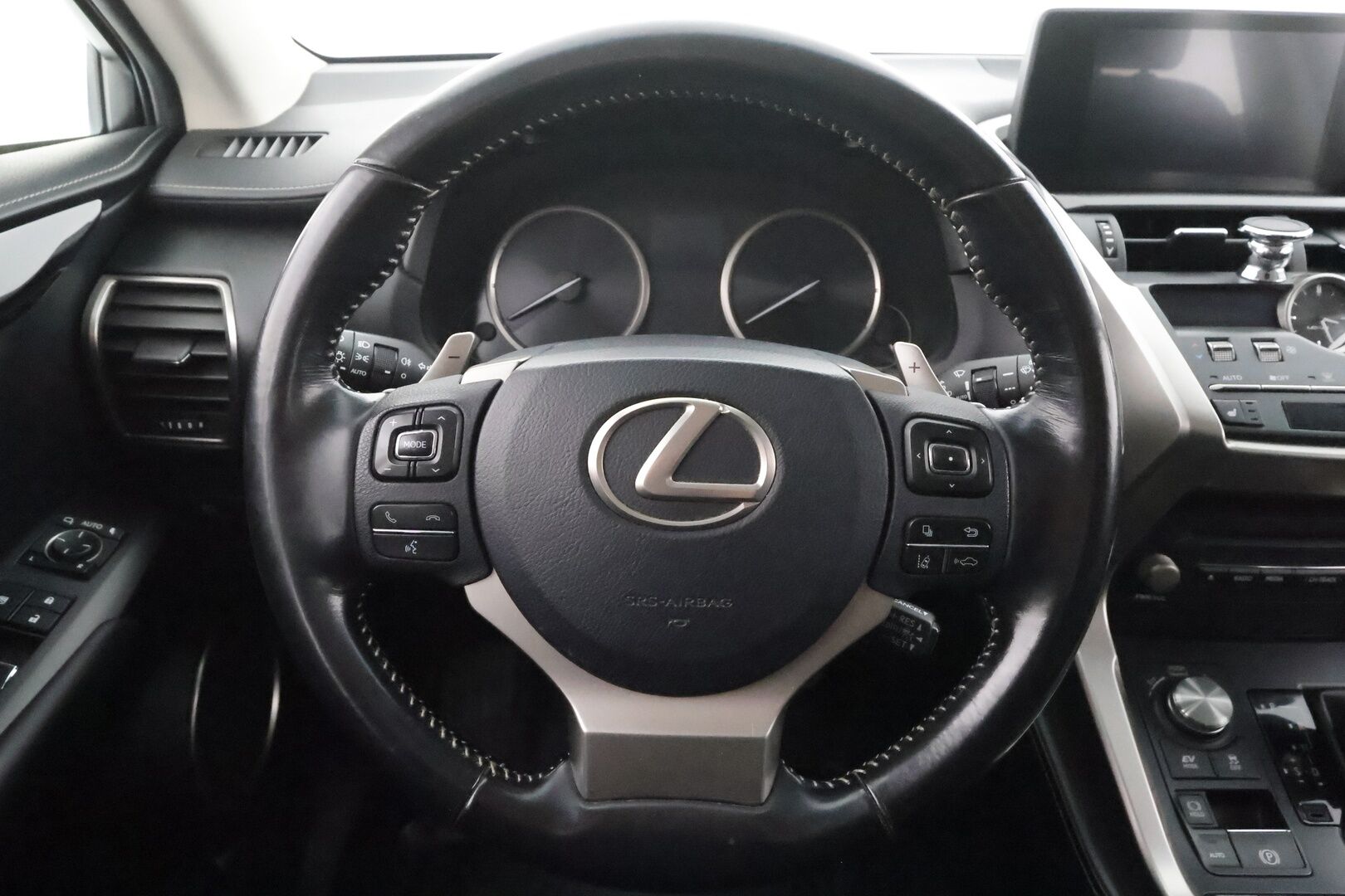 Lexus NX 2018 300h AWD Business * ACC / Puolinahat / Kaistavahti / P.kamera / LED / Apple&Android / Facelift * - Kahdet renkaat aluvanteilla / Merkkihuollettu - HULLUT AVAJAISHULINAT KORKOTARJOUS 3,29 %