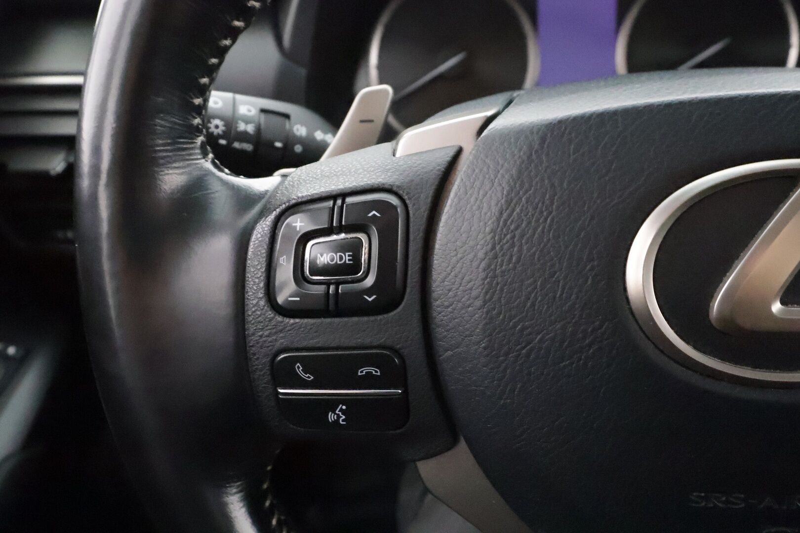 Lexus NX 2018 300h AWD Business * ACC / Puolinahat / Kaistavahti / P.kamera / LED / Apple&Android / Facelift * - Kahdet renkaat aluvanteilla / Merkkihuollettu - HULLUT AVAJAISHULINAT KORKOTARJOUS 3,29 %