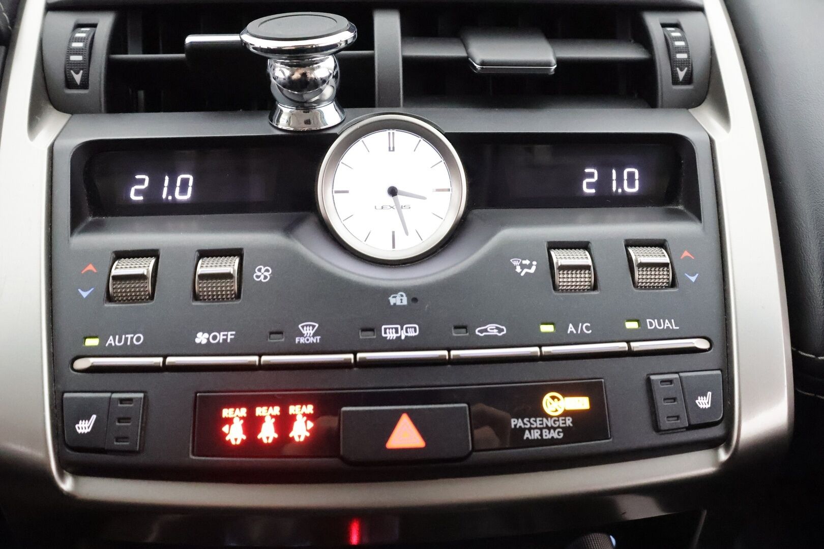 Lexus NX 2018 300h AWD Business * ACC / Puolinahat / Kaistavahti / P.kamera / LED / Apple&Android / Facelift * - Kahdet renkaat aluvanteilla / Merkkihuollettu - HULLUT AVAJAISHULINAT KORKOTARJOUS 3,29 %