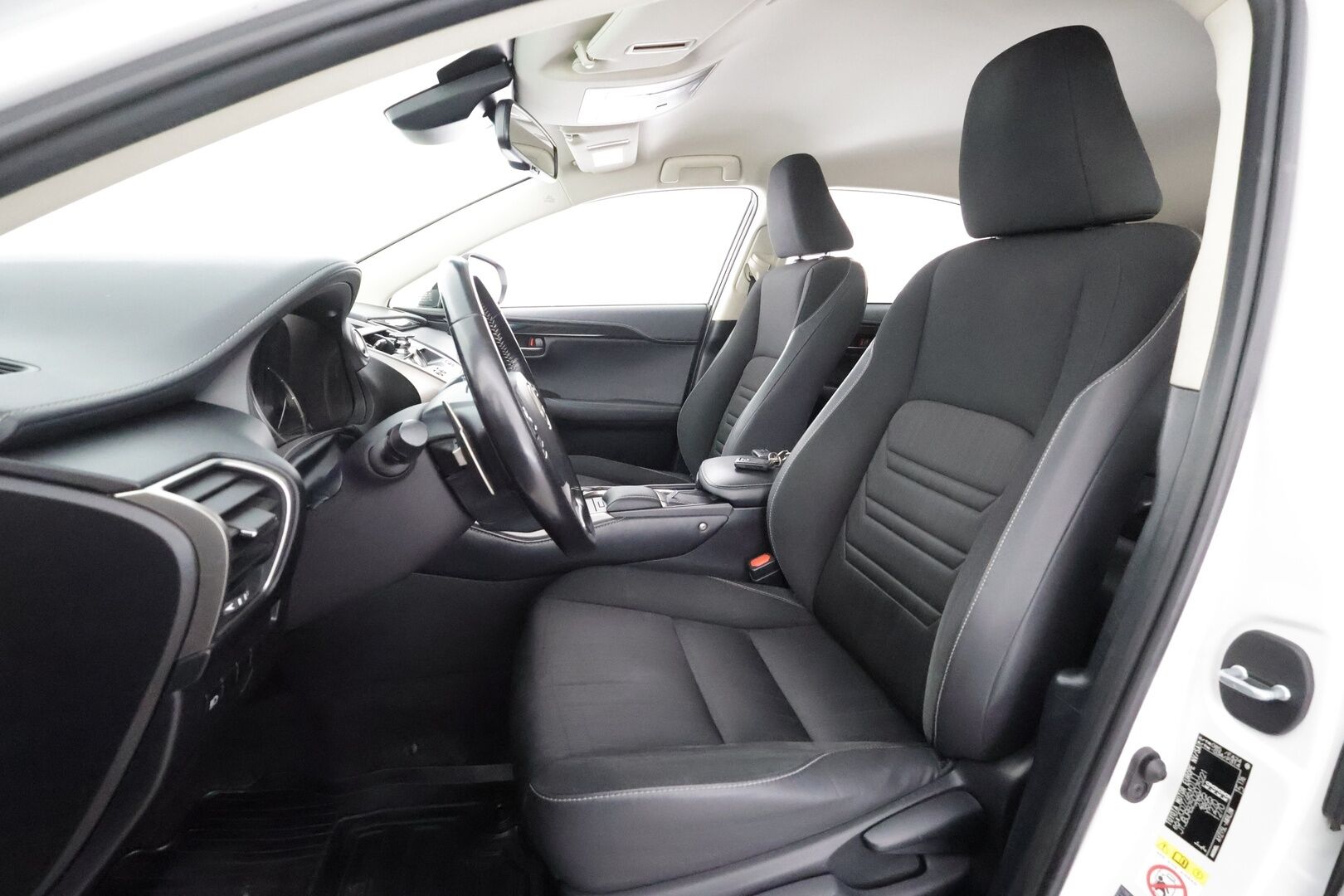 Lexus NX 2018 300h AWD Business * ACC / Puolinahat / Kaistavahti / P.kamera / LED / Apple&Android / Facelift * - Kahdet renkaat aluvanteilla / Merkkihuollettu - HULLUT AVAJAISHULINAT KORKOTARJOUS 3,29 %