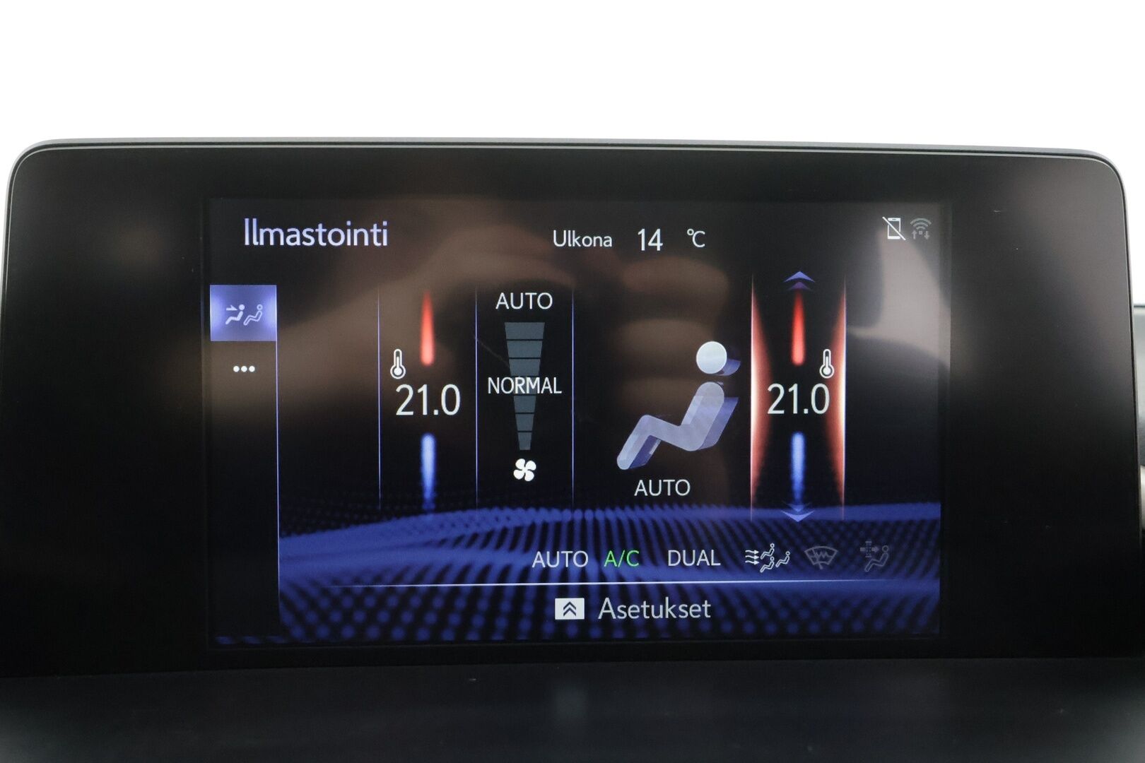 Lexus NX 2018 300h AWD Business * ACC / Puolinahat / Kaistavahti / P.kamera / LED / Apple&Android / Facelift * - Kahdet renkaat aluvanteilla / Merkkihuollettu - HULLUT AVAJAISHULINAT KORKOTARJOUS 3,29 %