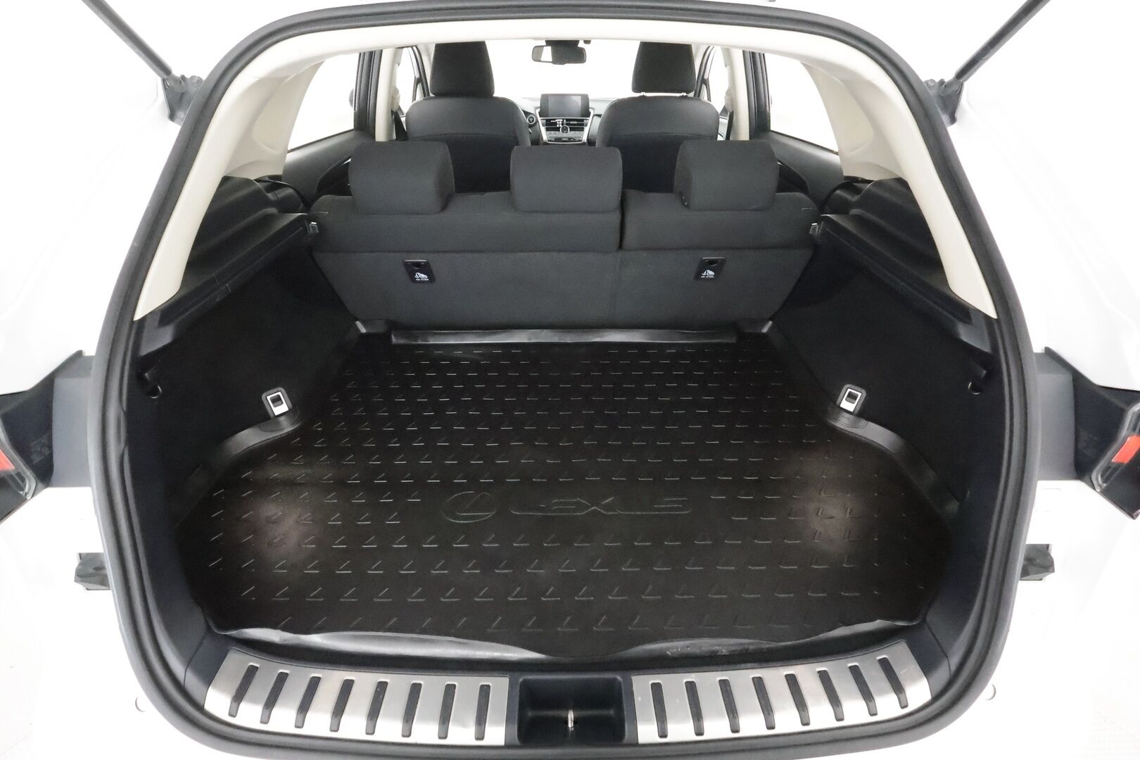 Lexus NX 2018 300h AWD Business * ACC / Puolinahat / Kaistavahti / P.kamera / LED / Apple&Android / Facelift * - Kahdet renkaat aluvanteilla / Merkkihuollettu - HULLUT AVAJAISHULINAT KORKOTARJOUS 3,29 %