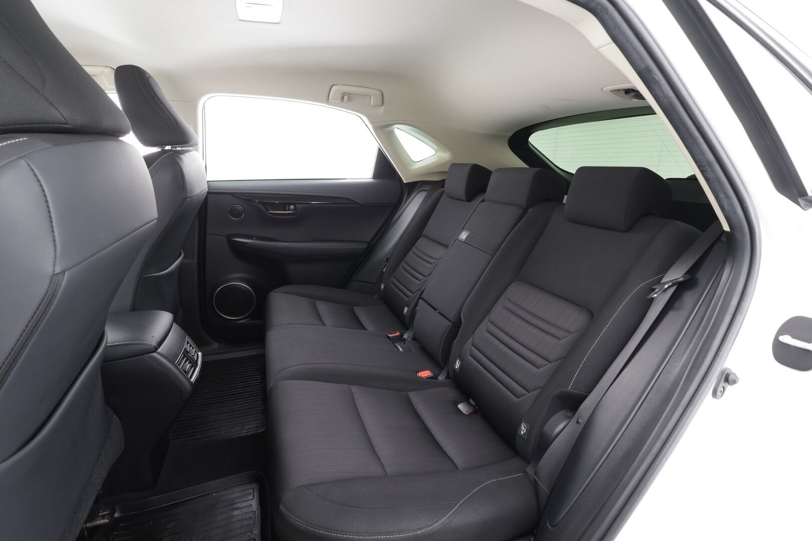 Lexus NX 2018 300h AWD Business * ACC / Puolinahat / Kaistavahti / P.kamera / LED / Apple&Android / Facelift * - Kahdet renkaat aluvanteilla / Merkkihuollettu - HULLUT AVAJAISHULINAT KORKOTARJOUS 3,29 %