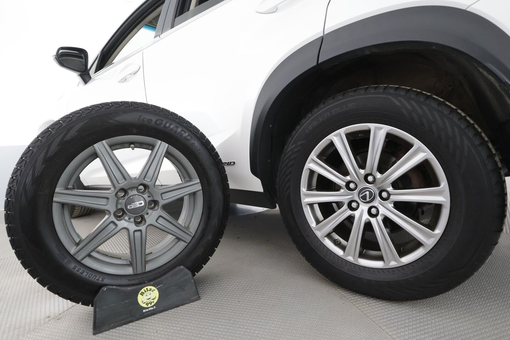 Lexus NX 2018 300h AWD Business * ACC / Puolinahat / Kaistavahti / P.kamera / LED / Apple&Android / Facelift * - Kahdet renkaat aluvanteilla / Merkkihuollettu - HULLUT AVAJAISHULINAT KORKOTARJOUS 3,29 %