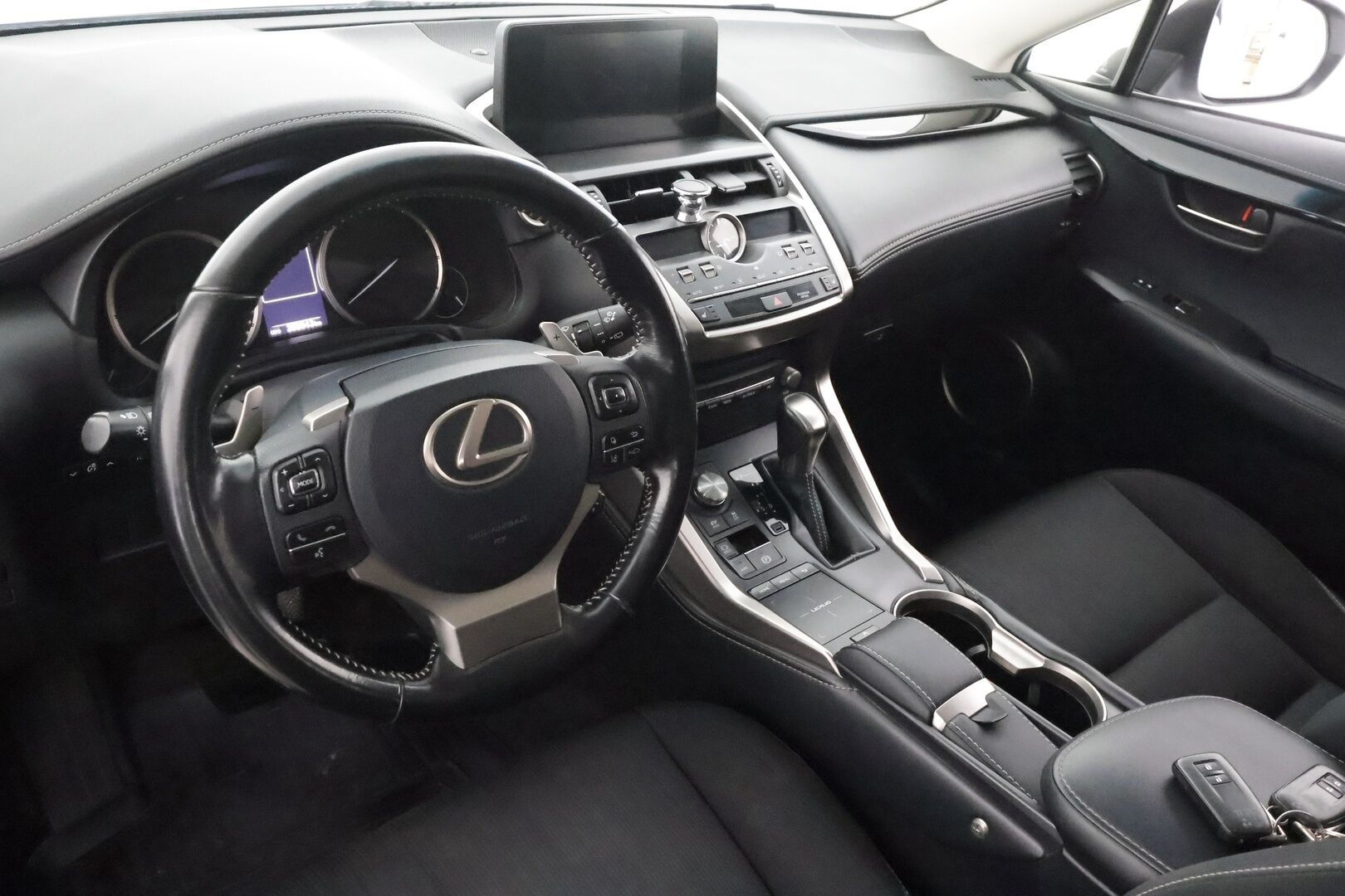 Lexus NX 2018 300h AWD Business * ACC / Puolinahat / Kaistavahti / P.kamera / LED / Apple&Android / Facelift * - Kahdet renkaat aluvanteilla / Merkkihuollettu - HULLUT AVAJAISHULINAT KORKOTARJOUS 3,29 %