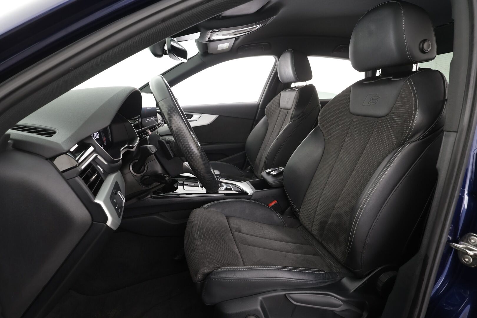 Audi A4 2021 Sedan Business S line 40 TFSI 150 kW MHEV quattro S tronic * ACC / Webasto / Matrix LED / P.kamera / Koukku * - S-line sisä- ja ulkopaketilla! / Kahdet renkaat aluvanteilla