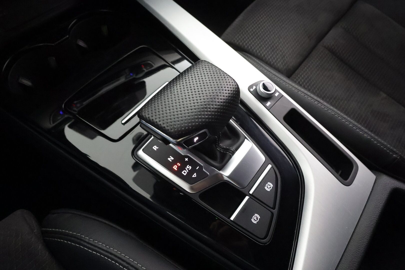 Audi A4 2021 Sedan Business S line 40 TFSI 150 kW MHEV quattro S tronic * ACC / Webasto / Matrix LED / P.kamera / Koukku * - S-line sisä- ja ulkopaketilla! / Kahdet renkaat aluvanteilla