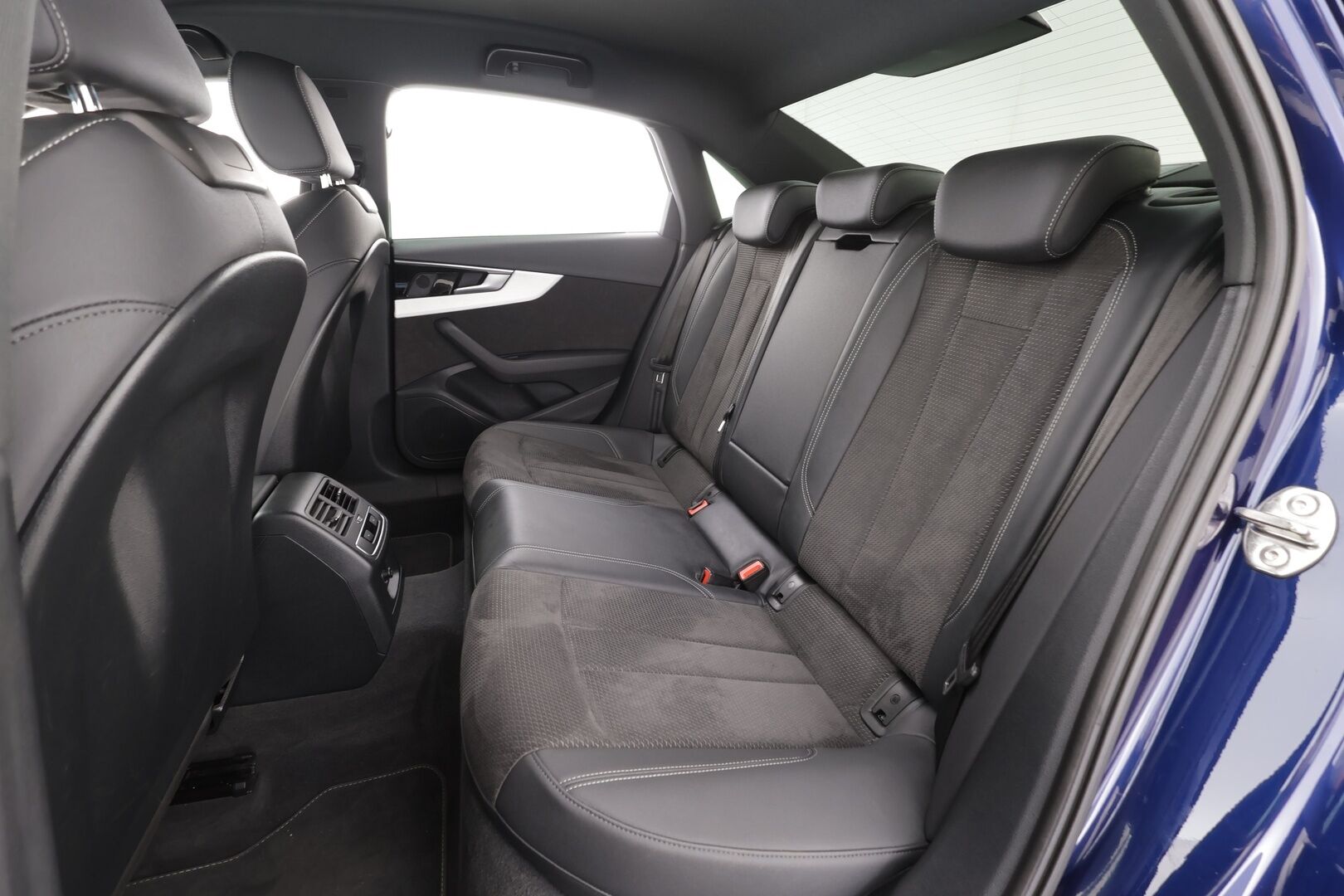 Audi A4 2021 Sedan Business S line 40 TFSI 150 kW MHEV quattro S tronic * ACC / Webasto / Matrix LED / P.kamera / Koukku * - 1.Om Suomi-auto / Kahdet renkaat aluvanteilla