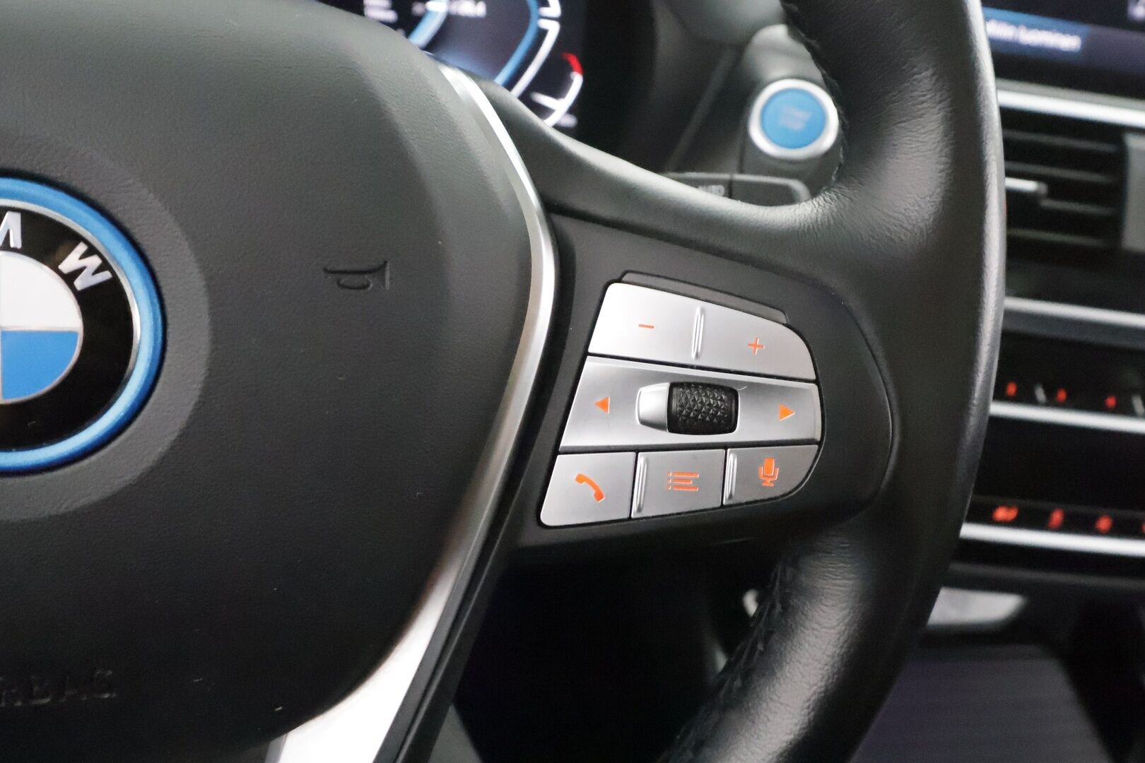 BMW iX3 2021 G08 Charged Plus * ACC / HUD / 360° / H&K / Koukku / Adapt.LED / Panorama / Muistipenkki / Comfort Access / Sporttinahat * - Suomi-auto / Kahdet renkaat aluvanteilla / Huippuvarusteet