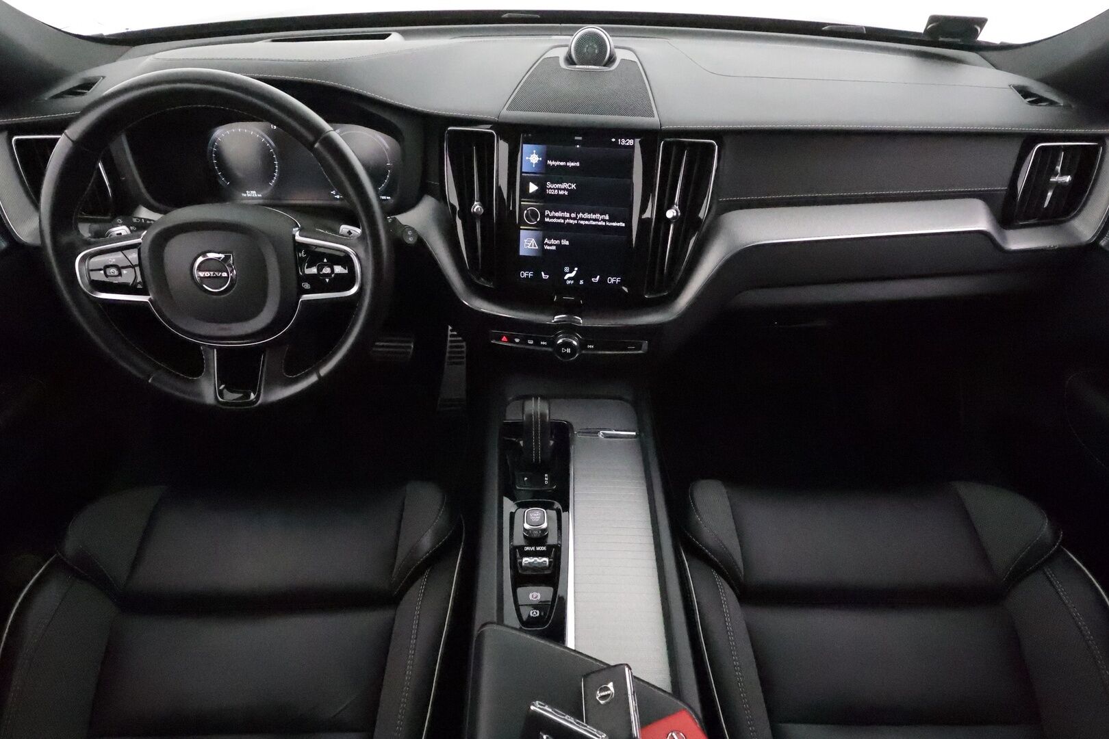 Volvo XC60 2020 T8 TwE AWD Business Polestar aut *ACC / HUD / Panorama / B&W / 360° / Muistipenkit / Full LED / Webasto / Koukku* - Kahdet renkaat aluvanteilla