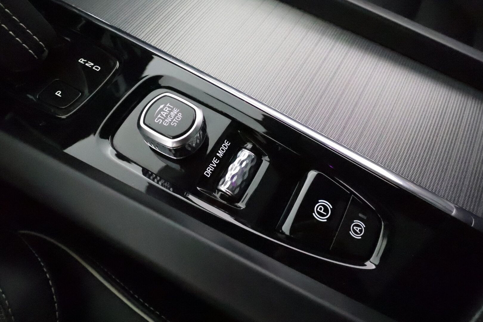 Volvo XC60 2020 T8 TwE AWD Business Polestar aut *ACC / HUD / Panorama / B&W / 360° / Muistipenkit / Full LED / Webasto / Koukku* - Kahdet renkaat aluvanteilla